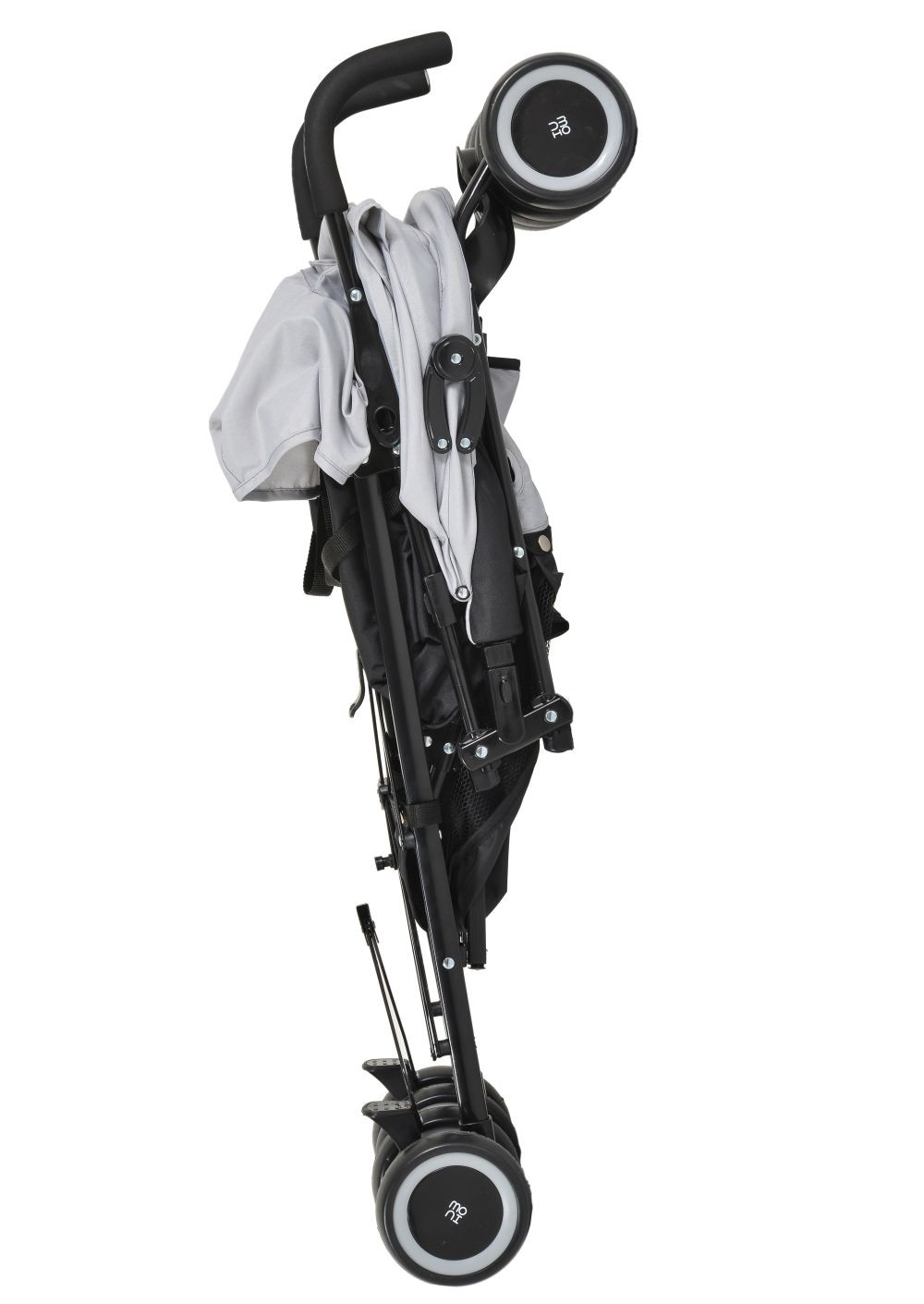 Ein schwarzer Kinderwagen zusammengeklappt. Er hat einen schwarzen Rahmen, Räder und Verdeck.