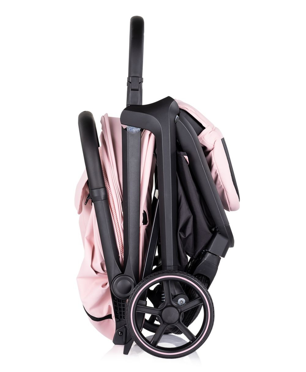 Zusammengeklappter rosa Kinderwagen, schwarzer Rahmen, Räder und Griff. Seitenansicht, weißer Hintergrund.