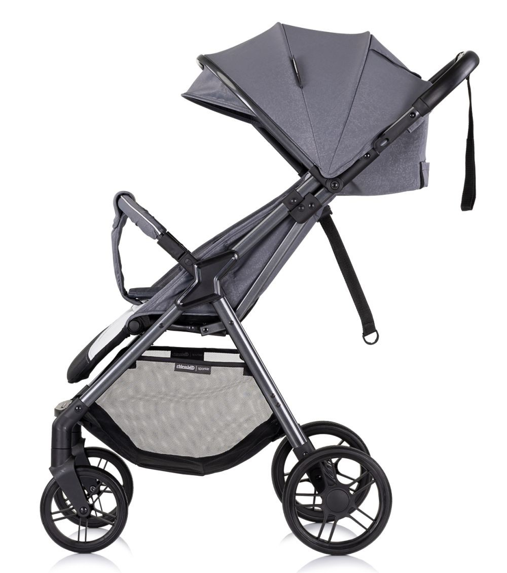 Grauer Kinderwagen mit grauem Verdeck, schwarzem Rahmen, vier Rädern und Aufbewahrungskorb. Seitenansicht, weiß.