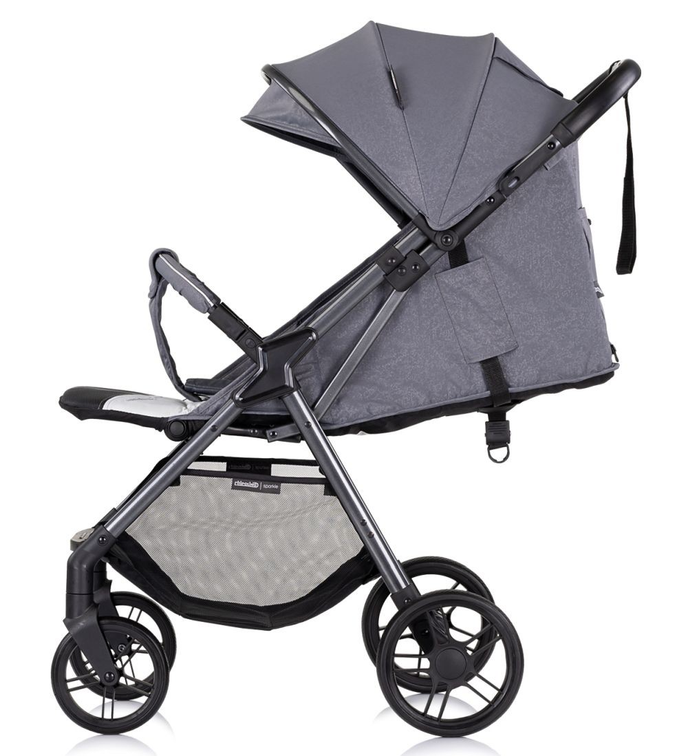Grauer Kinderwagen mit grauem Verdeck, schwarzem Rahmen, vier Rädern und Aufbewahrungskorb. Seitenansicht, weiß.