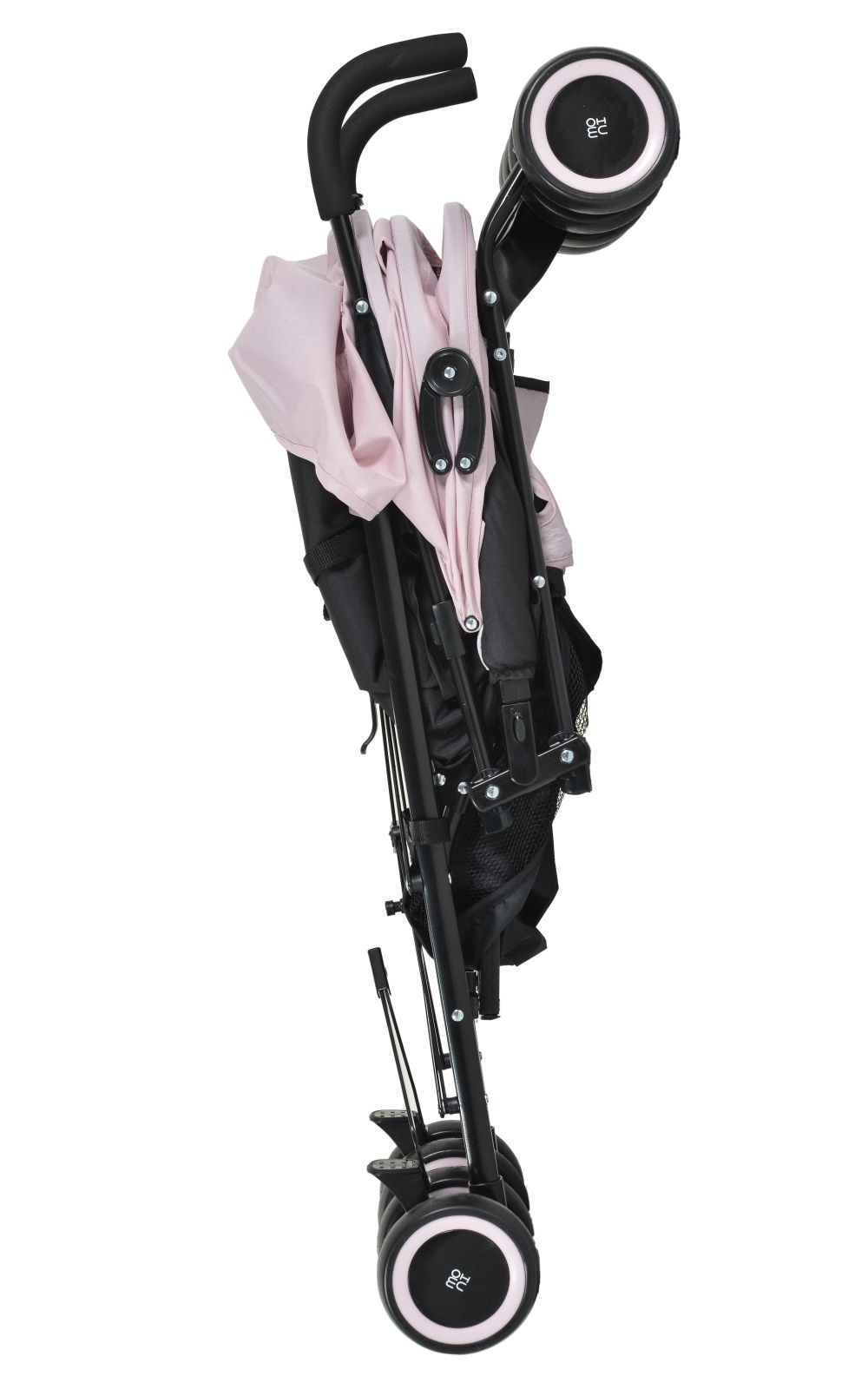 Zusammengeklappter Kinderwagen, rosa Stoff, schwarzer Rahmen, Räder. Seitenansicht, weißer Hintergrund.