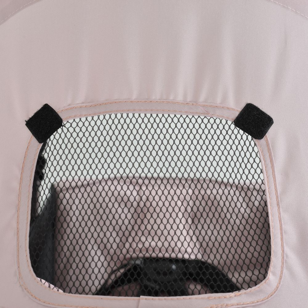 Nahaufnahme des Kinderwagen-Verdeckfensters. Netz und Klettverschluss. Rosa Stoff.