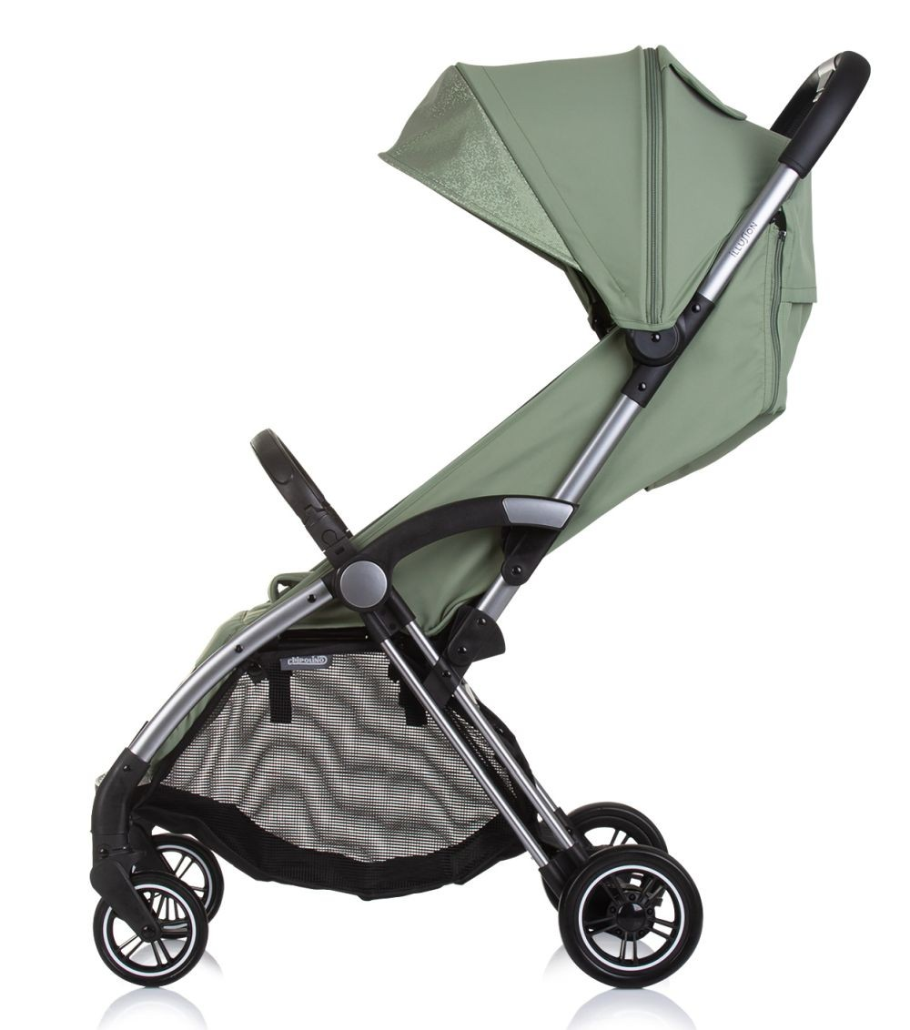 Grüner Kinderwagen Seitenansicht. Silberner Rahmen, schwarze Details. Weißer Hintergrund.