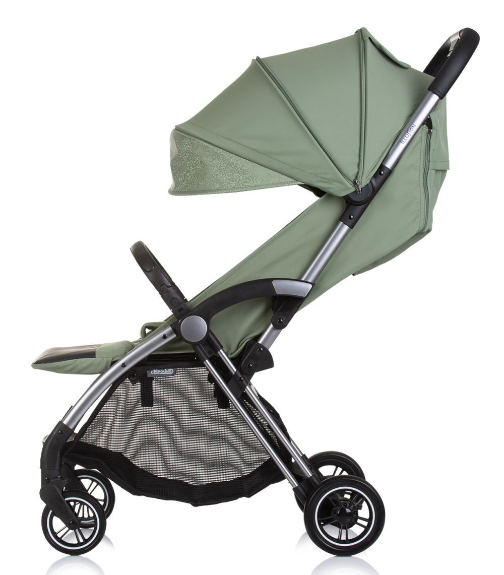 Grüner Kinderwagen Seitenansicht. Silberner Rahmen, schwarze Details. Weißer Hintergrund.