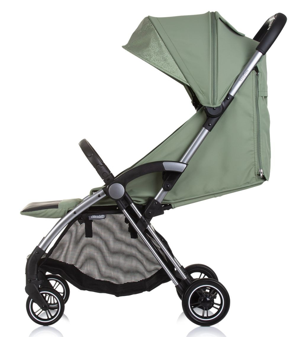 Grüner Kinderwagen Seitenansicht. Silberner Rahmen, schwarze Details. Weißer Hintergrund.