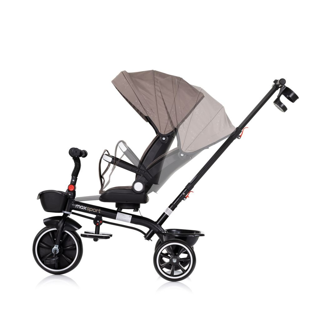 Ein braunes und schwarzes Maxsport-Dreirad mit verstellbarem Sonnenschutz. Es hat drei Räder.