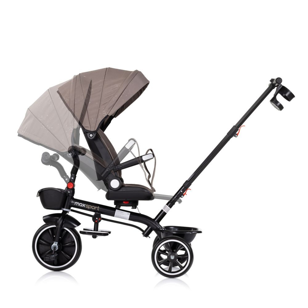 Ein braunes und schwarzes Maxsport-Dreirad mit verstellbarem Sonnenschutz. Es hat drei Räder.