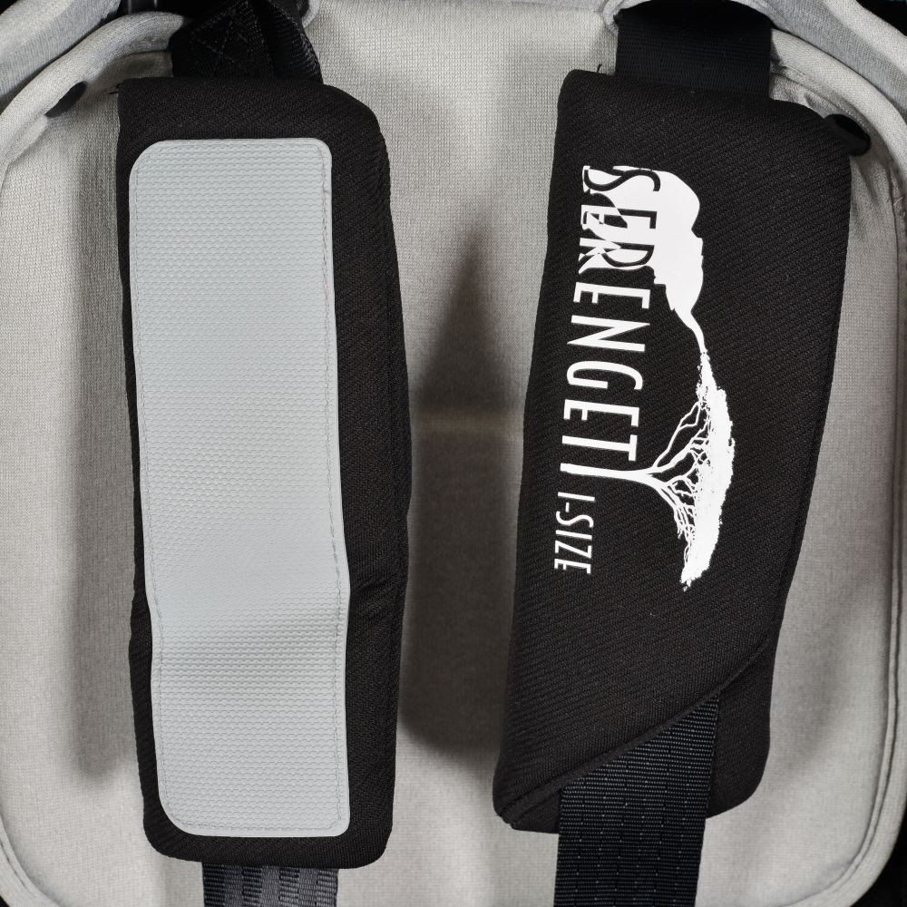 Nahaufnahme von schwarzen und grauen Schulterpolstern. Die Pads haben das Wort Serengeti und ein Logo.
