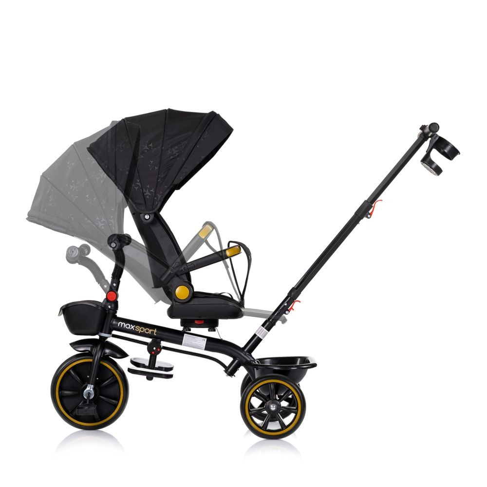 Triciclo negro y amarillo. Tiene capota, asiento y manillar. Fondo blanco.