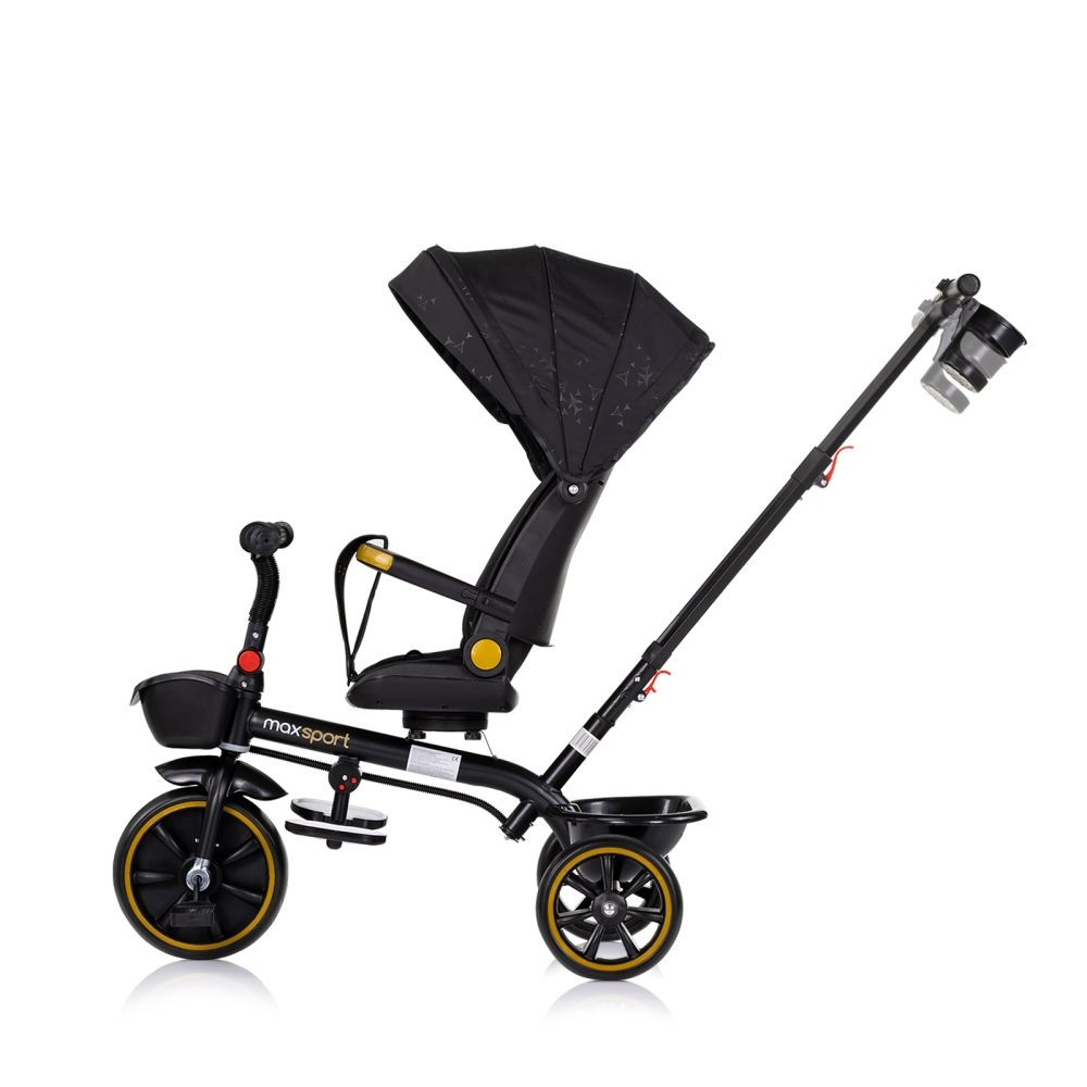 Triciclo negro. Tiene capota, asiento y manillar. El fondo es blanco.