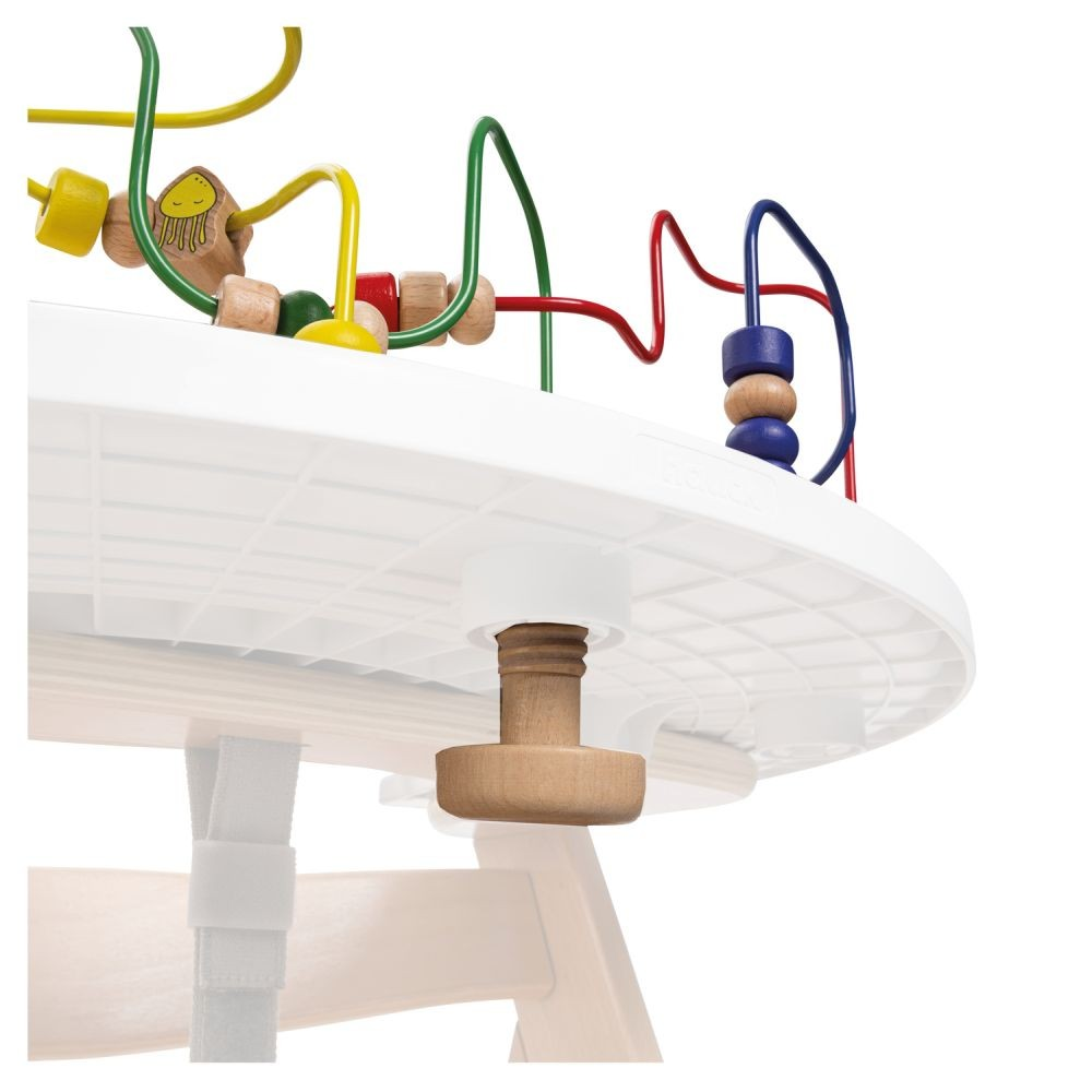 Nahaufnahme eines Hochstuhltabletts mit einem Holzperlenlabyrinth-Spielzeug befestigt.