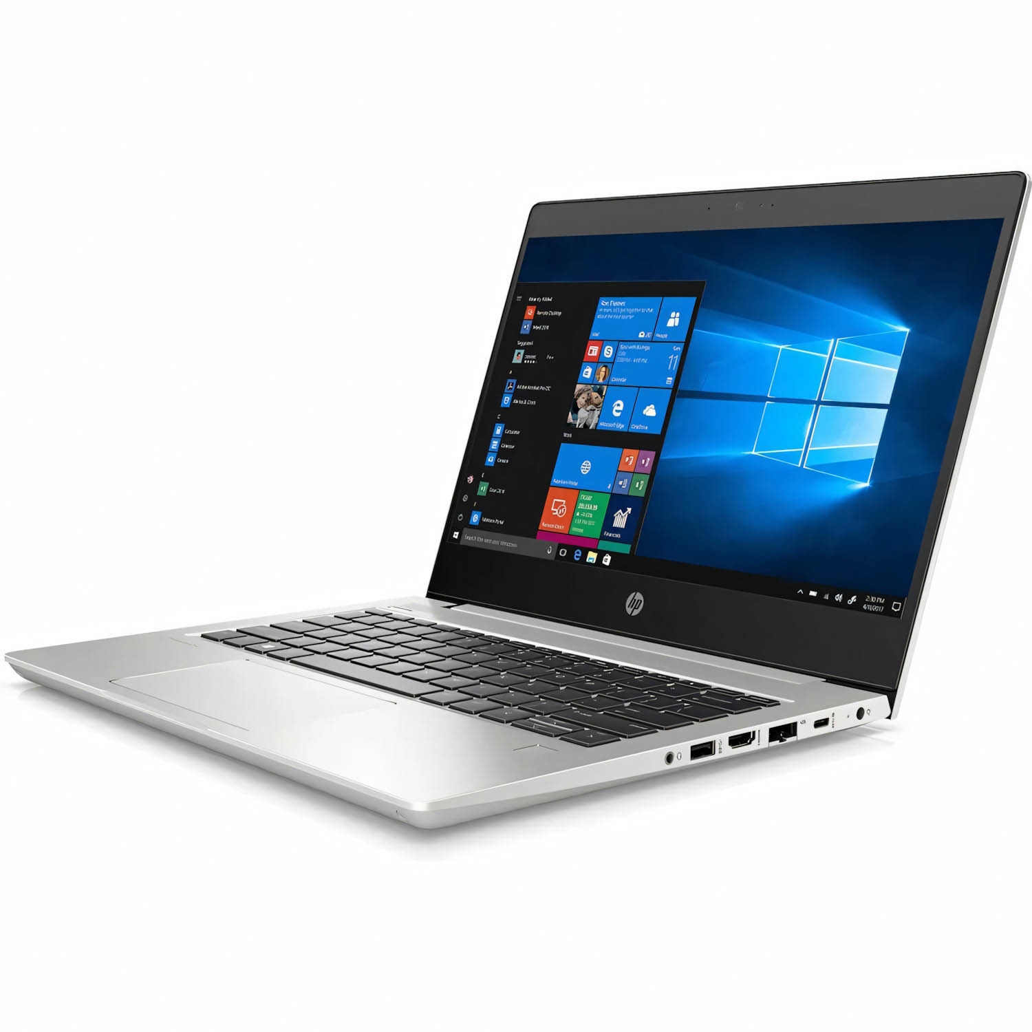 Portátil plateado HP abierto sobre una superficie blanca, mostrando Windows. La pantalla muestra iconos de aplicaciones.