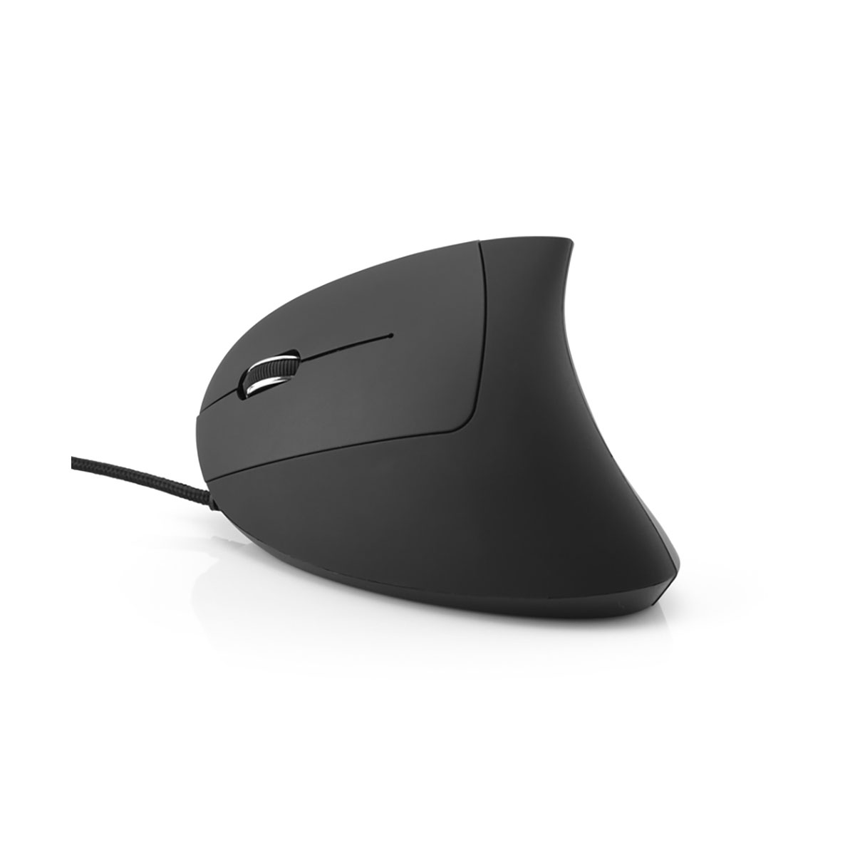 Czarna, ergonomiczna mysz z kablem. Znajduje się na białej powierzchni i jest lekko pochylona.