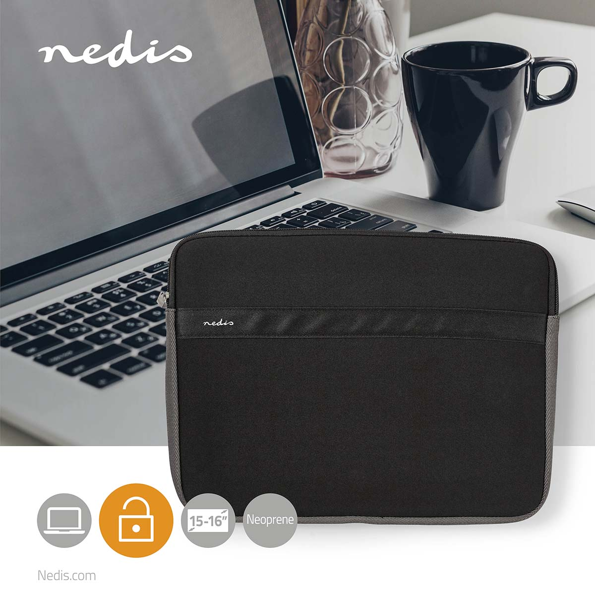 Housse d'ordinateur portable noire, ordinateur portable et tasse à café sur un bureau blanc. La scène est lumineuse.