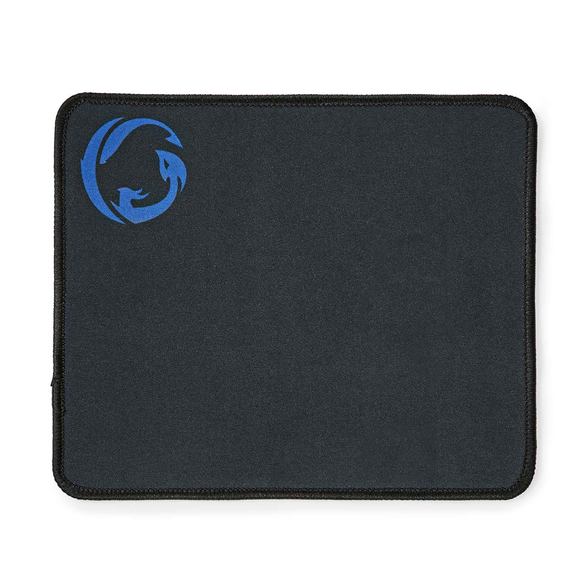 Tapis de souris noir avec un logo bleu dans le coin supérieur gauche.