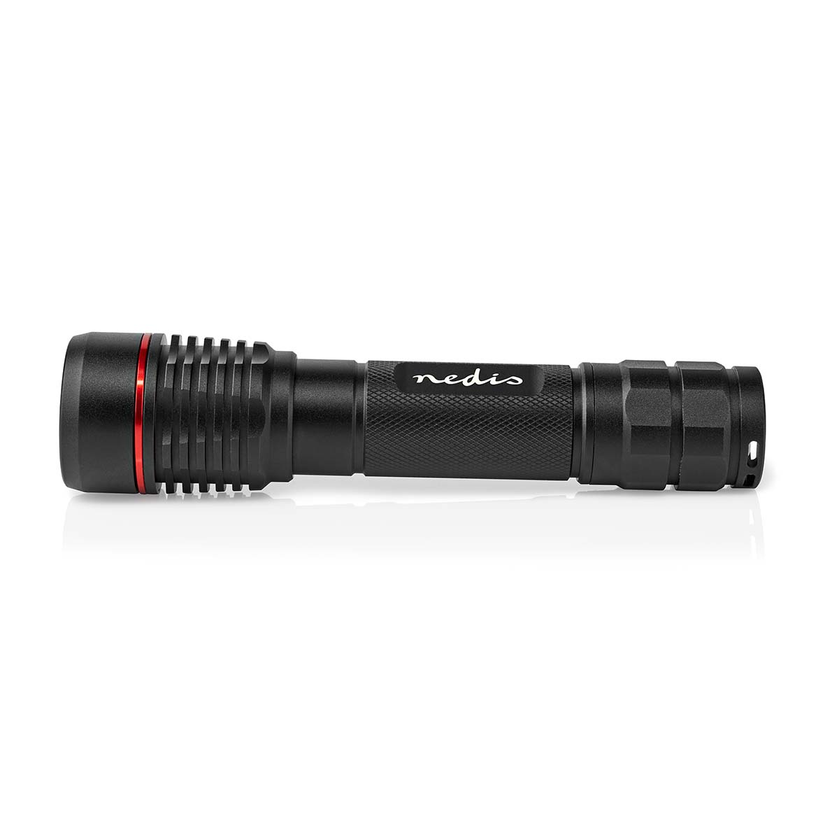Lampe de poche noire avec un anneau rouge à l'avant, sur une surface blanche.