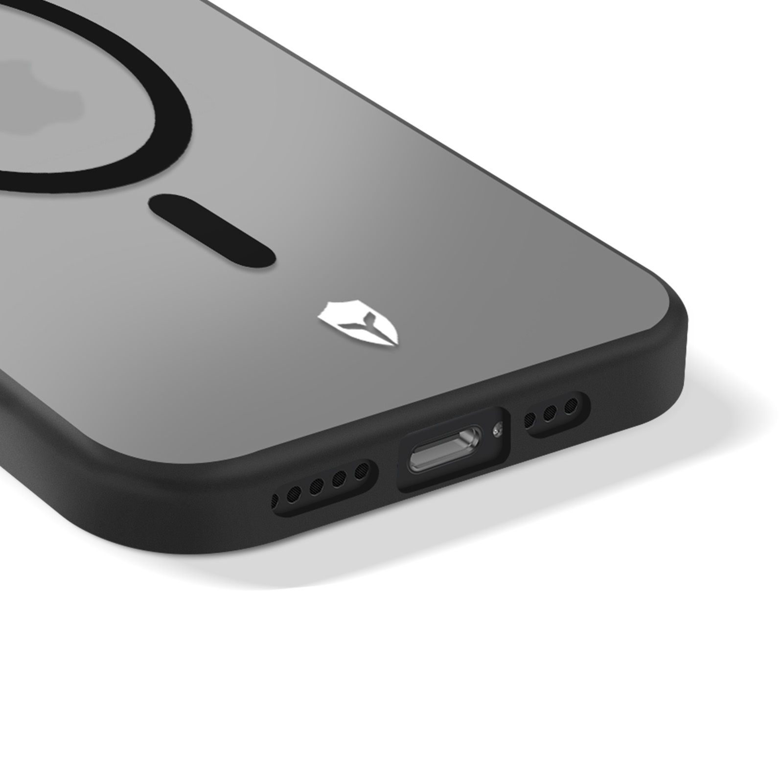 Close-up van een grijze telefoonhoes met een zwarte magsafe cirkel en logo.