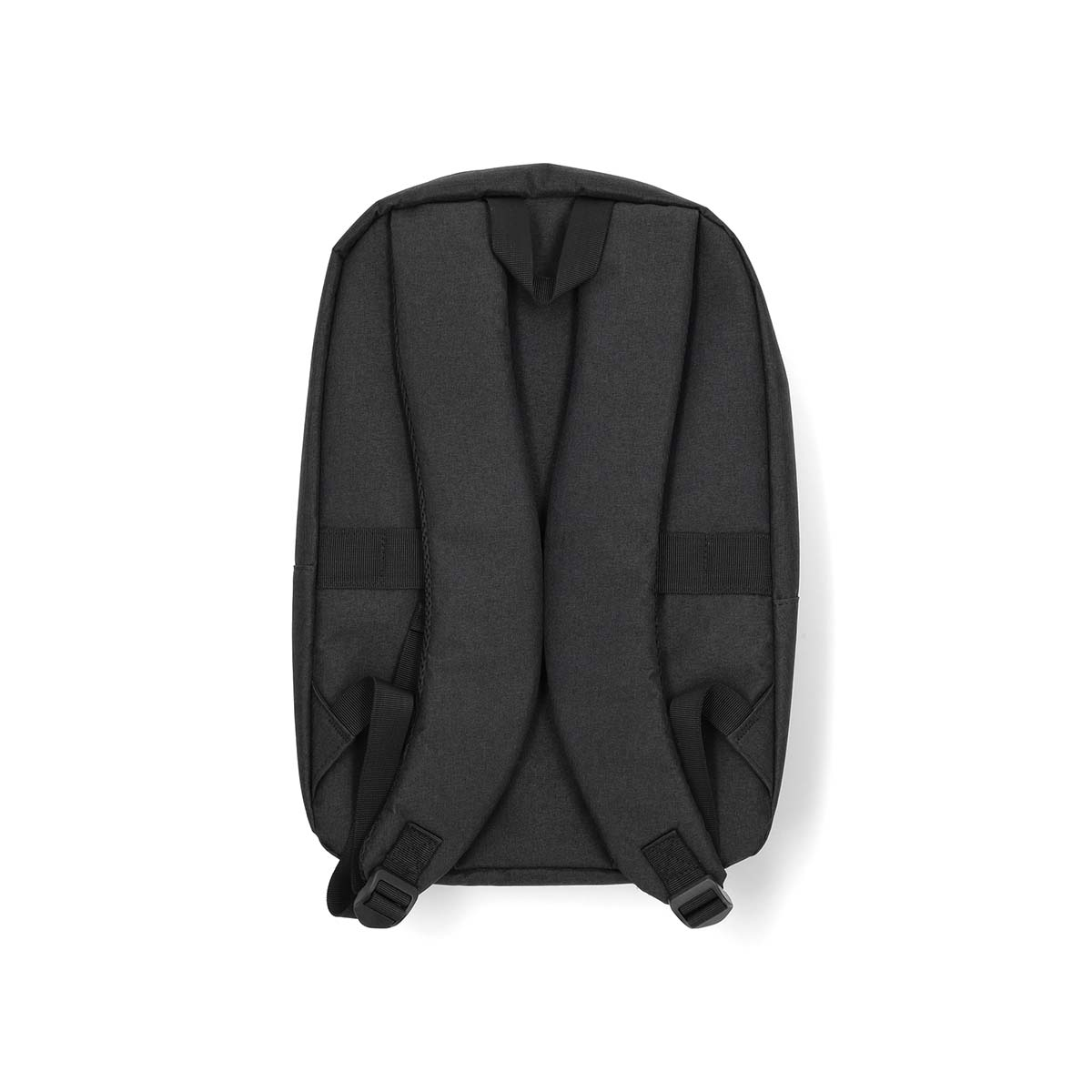 Ein schwarzer Rucksack von hinten gesehen, mit sichtbaren Trägern und Schnallen, auf weißem Hintergrund.