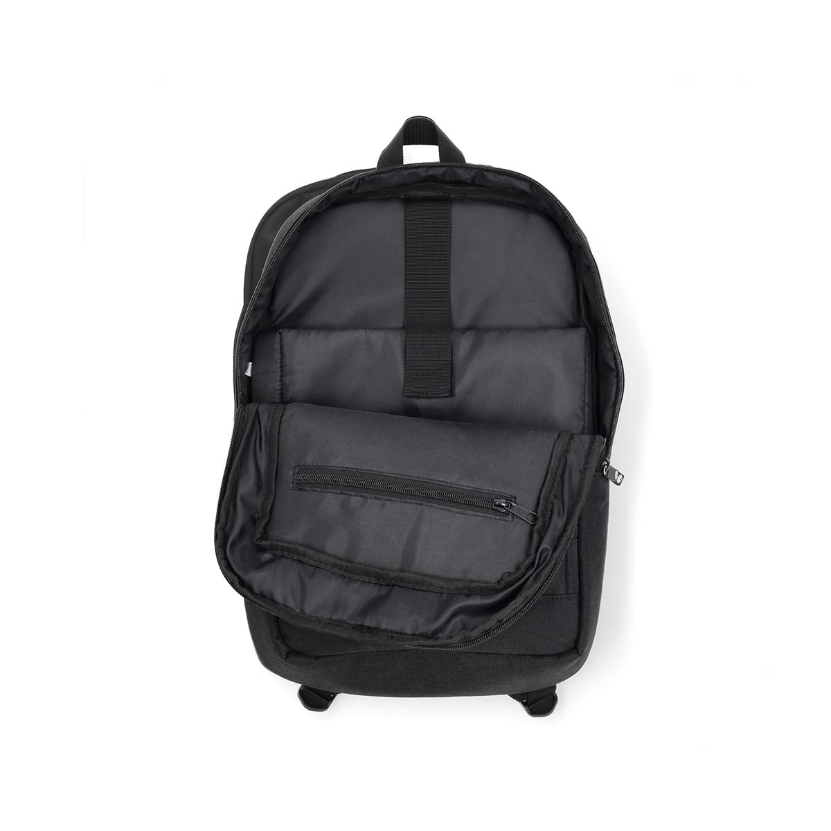 Ein schwarzer Rucksack mit geöffneter oberer Klappe, der ein Innenfach und eine Reißverschlusstasche zeigt.