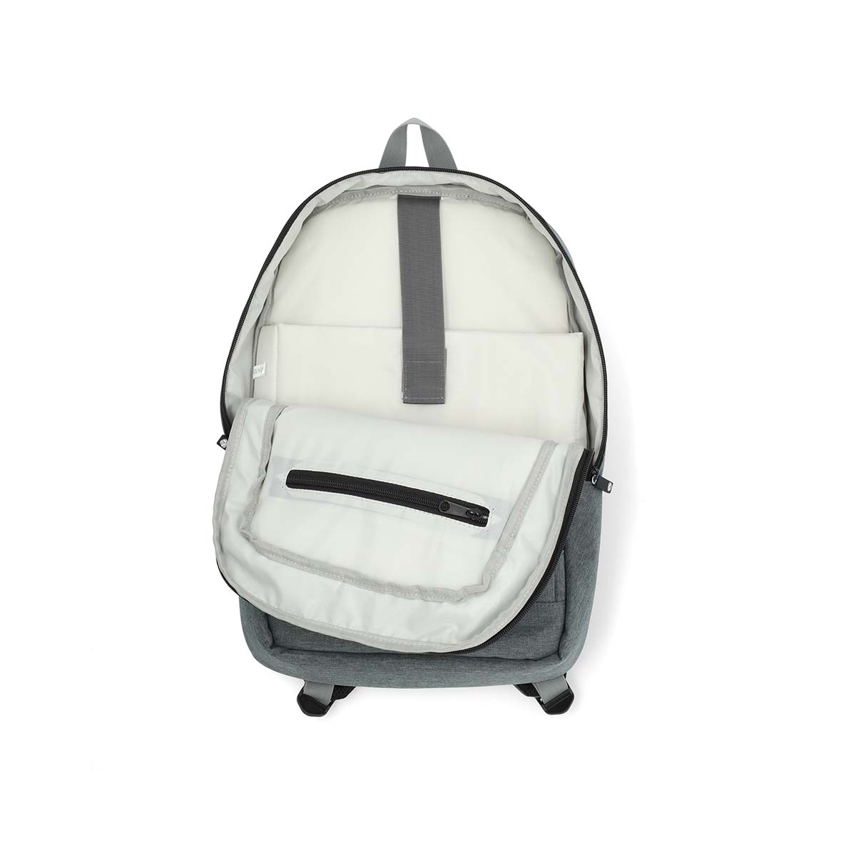 Offener grauer Rucksack mit weißer Laptoptasche. Der Innenraum hat eine schwarze Reißverschlusstasche. Weißer Hintergrund.