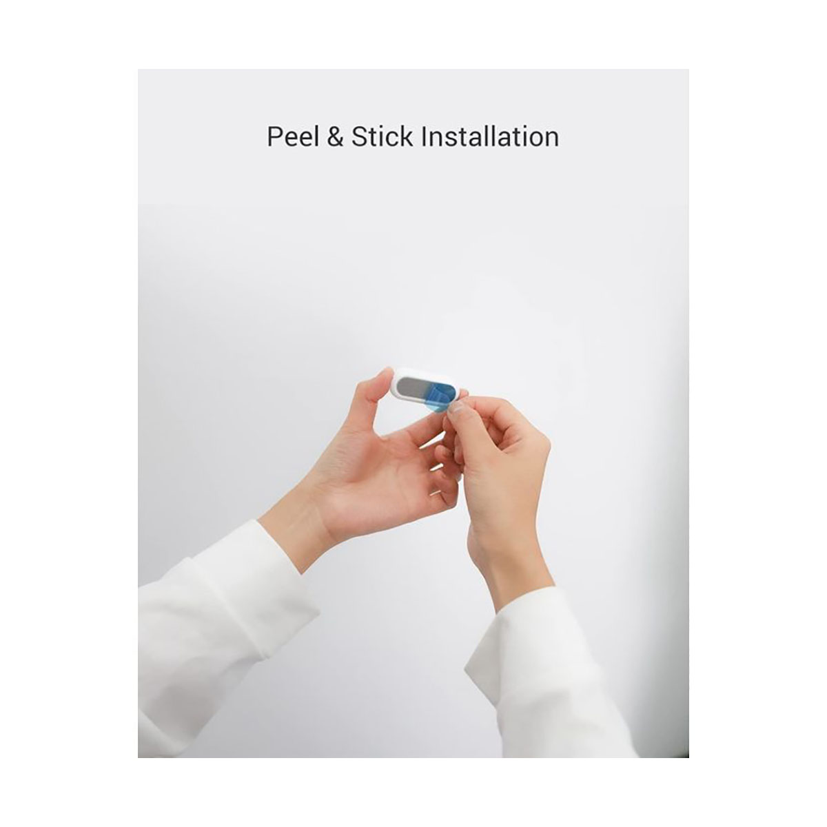 Dłonie trzymające mały, niebiesko-srebrny przedmiot. Tekst: 'Peel & Stick Installation'.