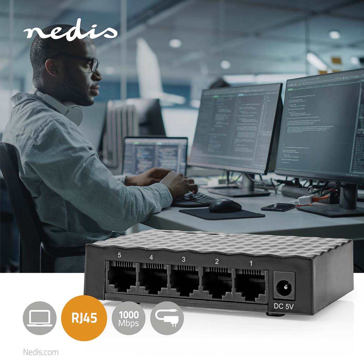 Schwarzer Netzwerk-Switch mit 5 Anschlüssen, Icons für RJ45, Geschwindigkeit und Stecker. Mann tippt im Hintergrund am Computer.