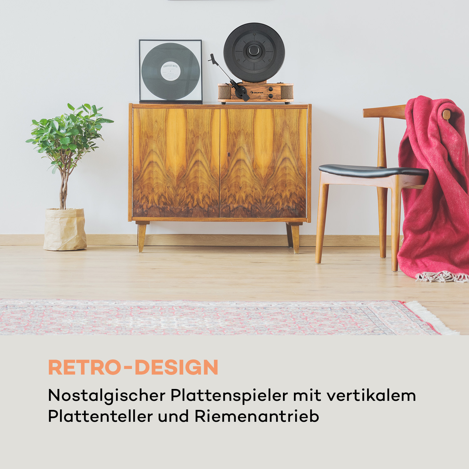 Ein Raum im Retro-Stil mit einem Plattenspieler auf einem Holzschrank. Eine Pflanze und ein Teppich.