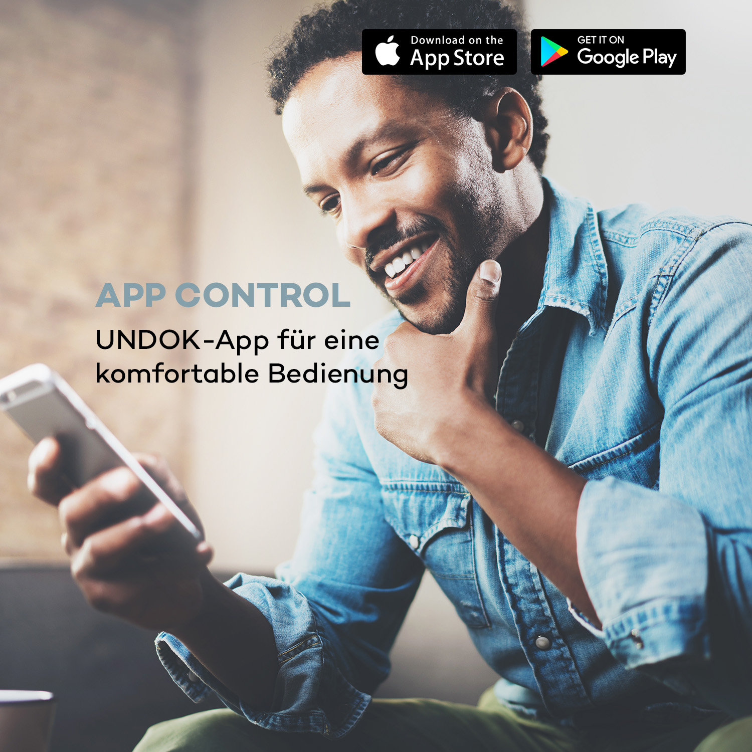 Mann benutzt Smartphone und lächelt. App im App Store und Google Play herunterladen.