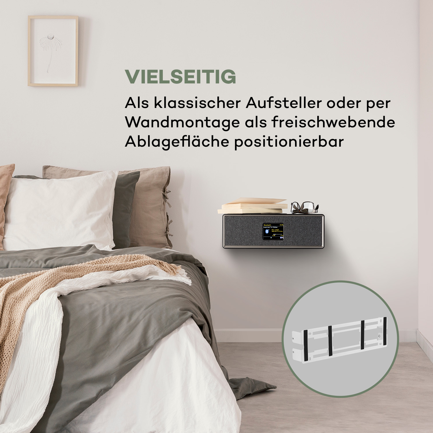 Wandradio mit Display. Text: Vielseitig. Bett im Hintergrund.