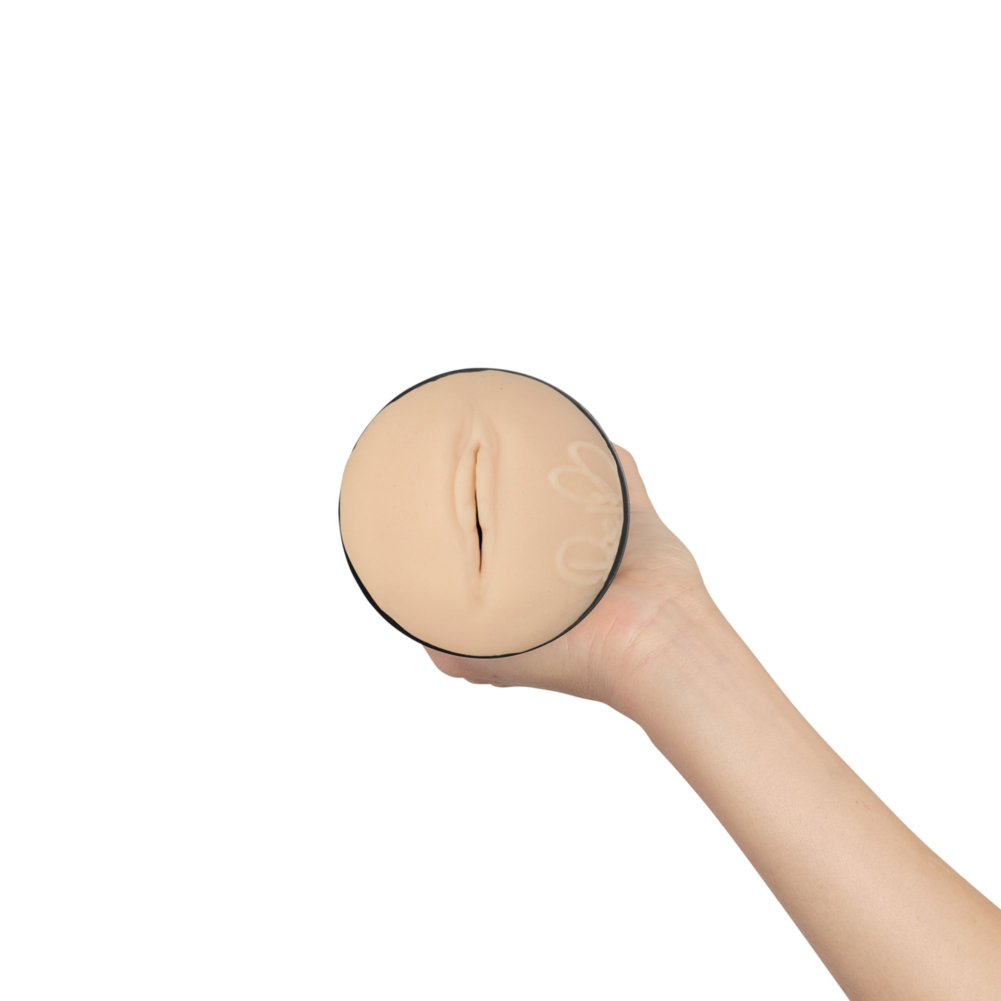 Eine Hand hält ein fleischfarbenes Sexspielzeug mit schwarzem Rand vor weißem Hintergrund.