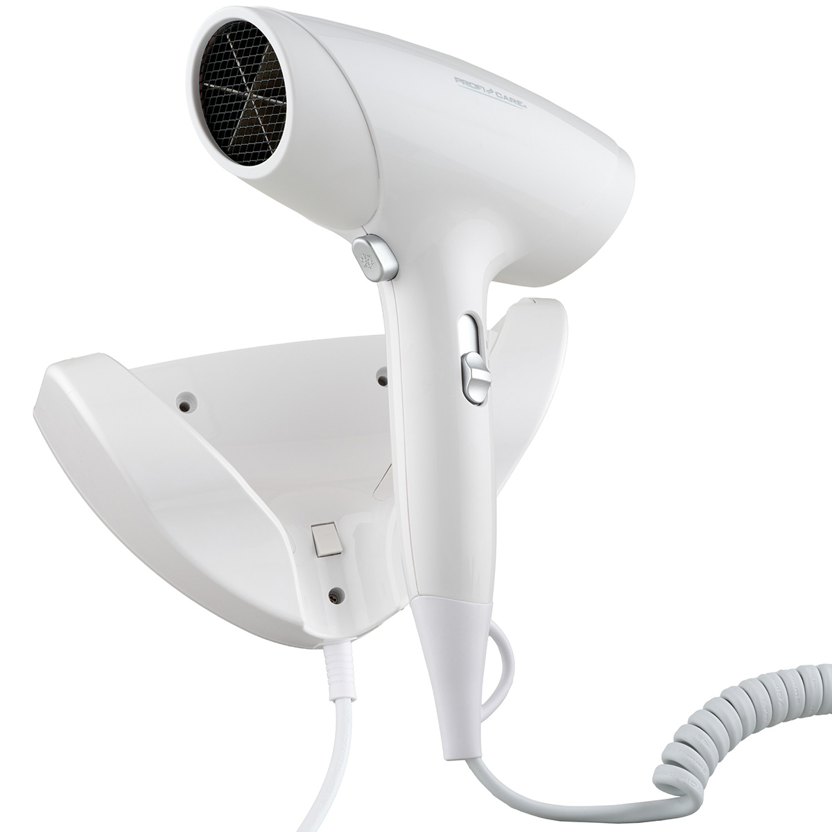 Biała suszarka do włosów na uchwycie ściennym. Ma uchwyt i spiralny przewód. Suszarka ma wylot powietrza.