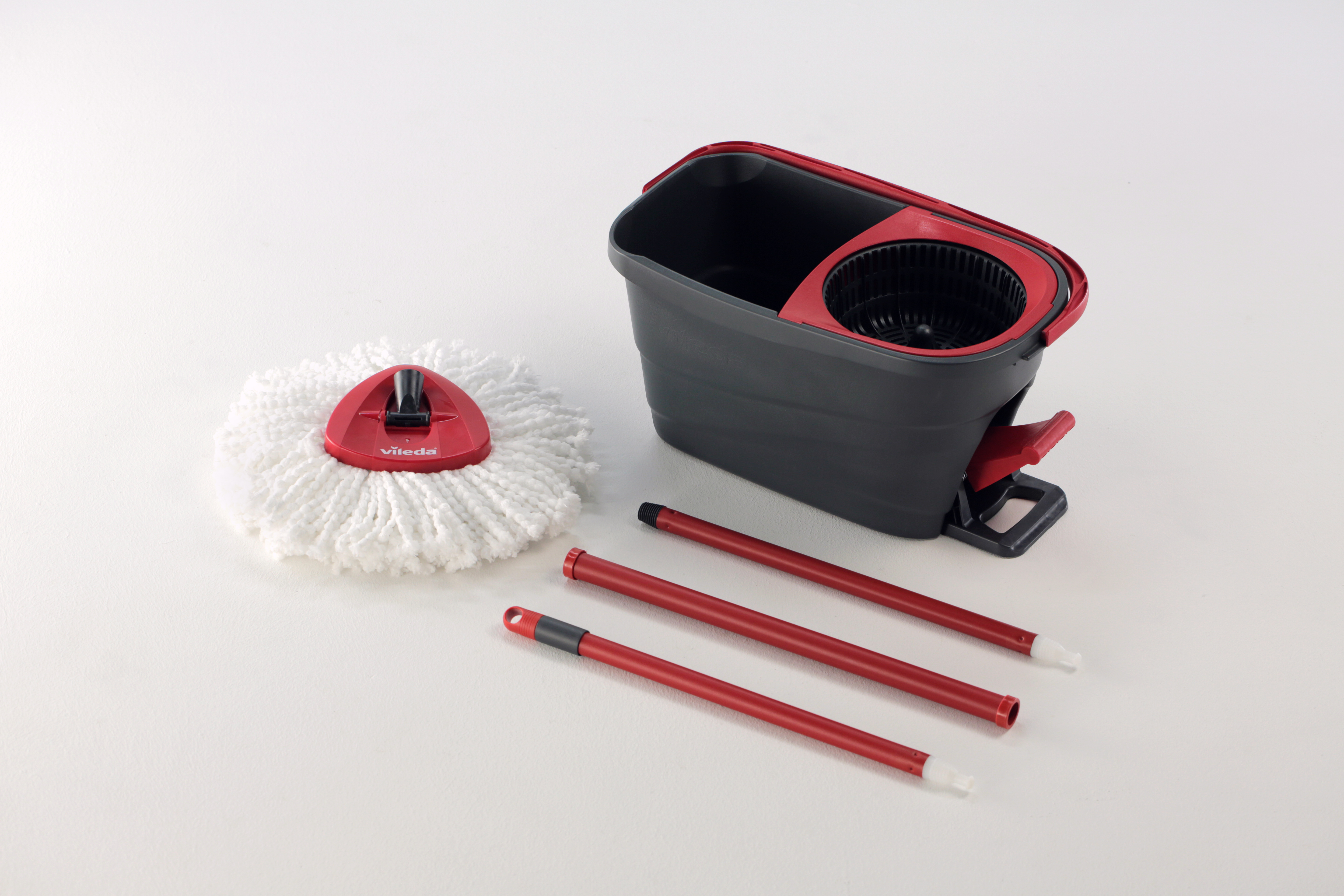 Zestaw do mopa Vileda z główką mopa, wiadrem i zdemontowanymi częściami uchwytu, na białym tle.