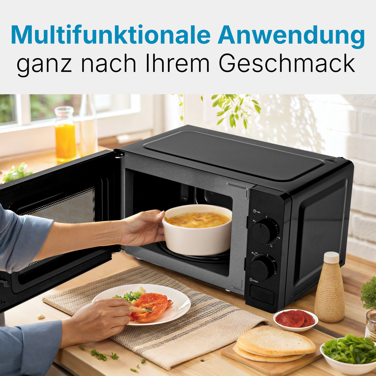 Osoba wkładająca jedzenie do kuchenki mikrofalowej. Tekst: Wielofunkcyjne zastosowanie zgodnie z gustem. Kuchnia.