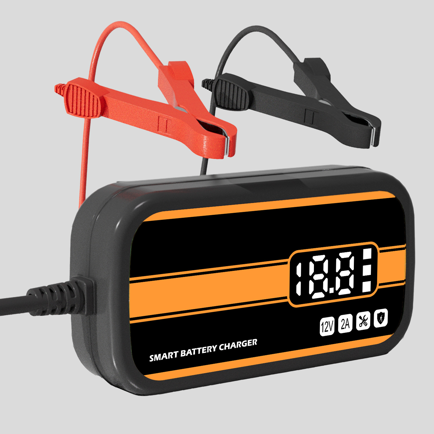 Schwarz-oranges Smart-Batterieladegerät. Rote und schwarze Klemmen angeschlossen. Grauer Hintergrund.