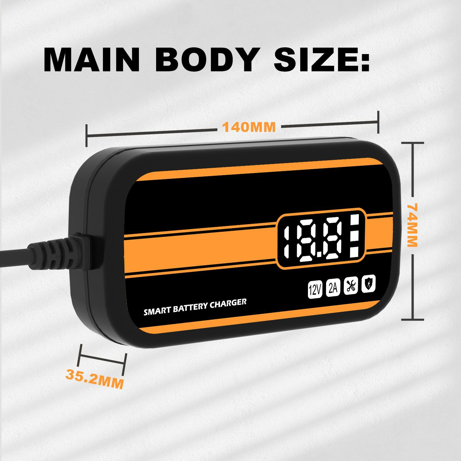 Smart-Batterieladegerät mit schwarzem und orangefarbenem Design. Abmessungen und Digitalanzeige werden angezeigt.