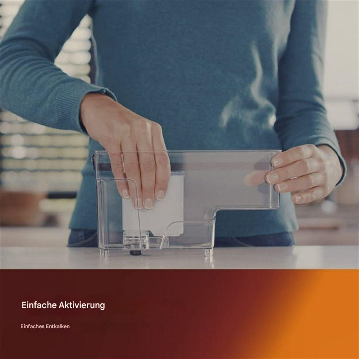 Eine Person, die einen Wasserfilter einsetzt. Klarer Behälter, Text unten. Orange-brauner Farbverlauf im Hintergrund.