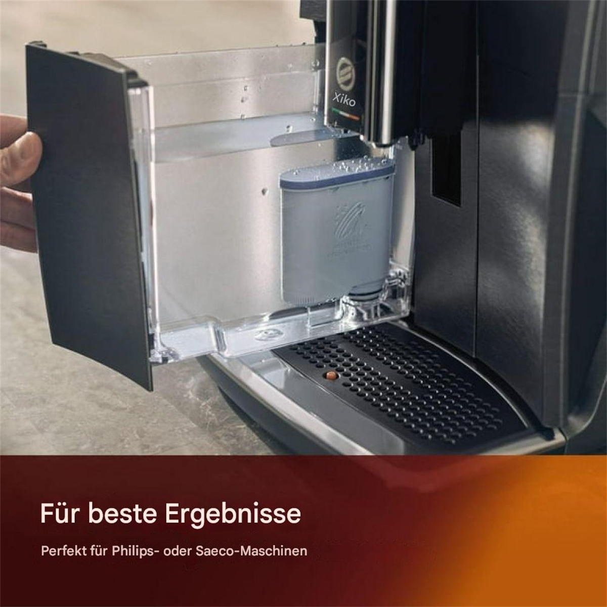 Eine Kaffeemaschine mit geöffnetem Wassertank. Text: Für beste Ergebnisse, bedeutet 'für beste Ergebnisse'.