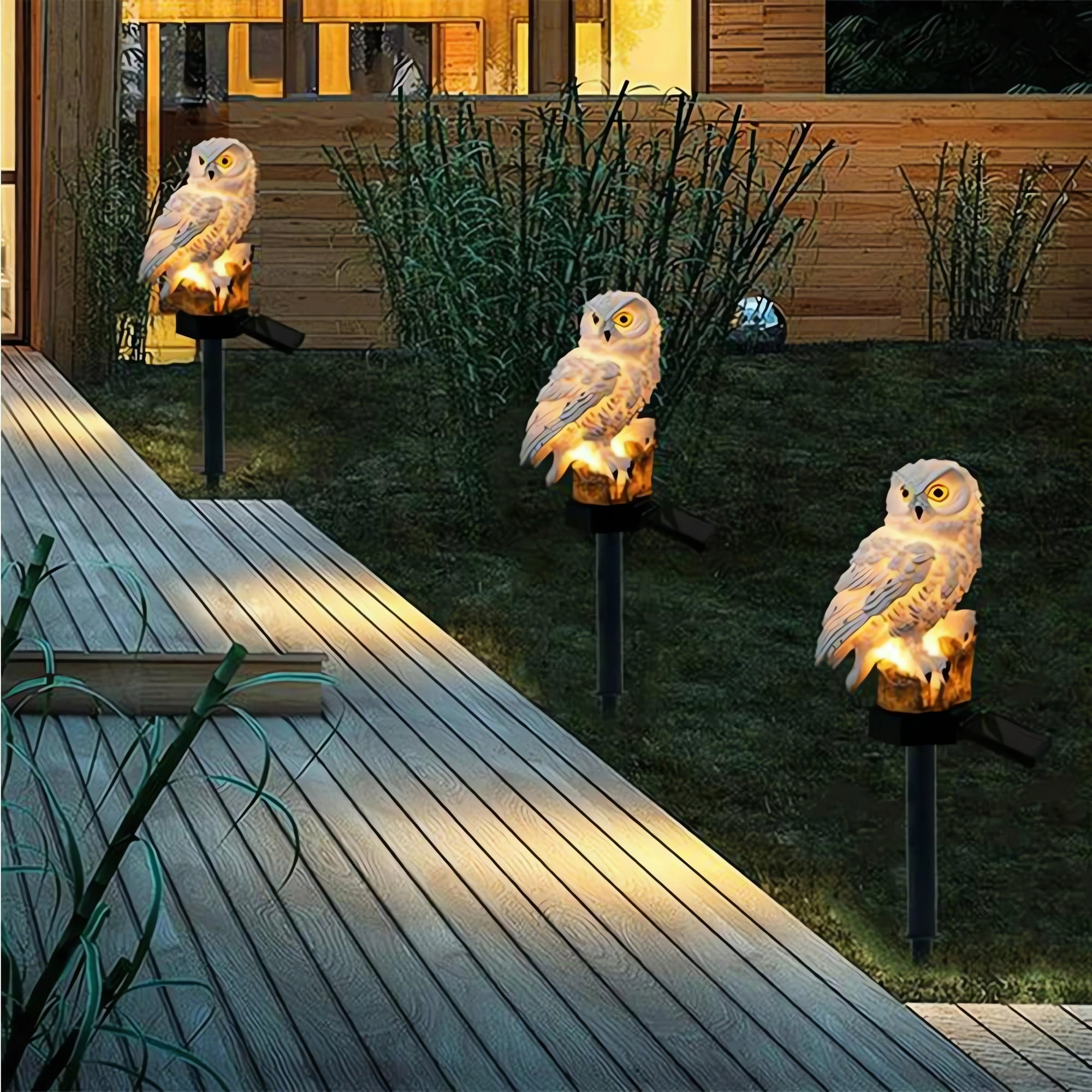 Eulen-Gartenlichter auf Holzterrasse, grünes Gras und Nachthimmel.