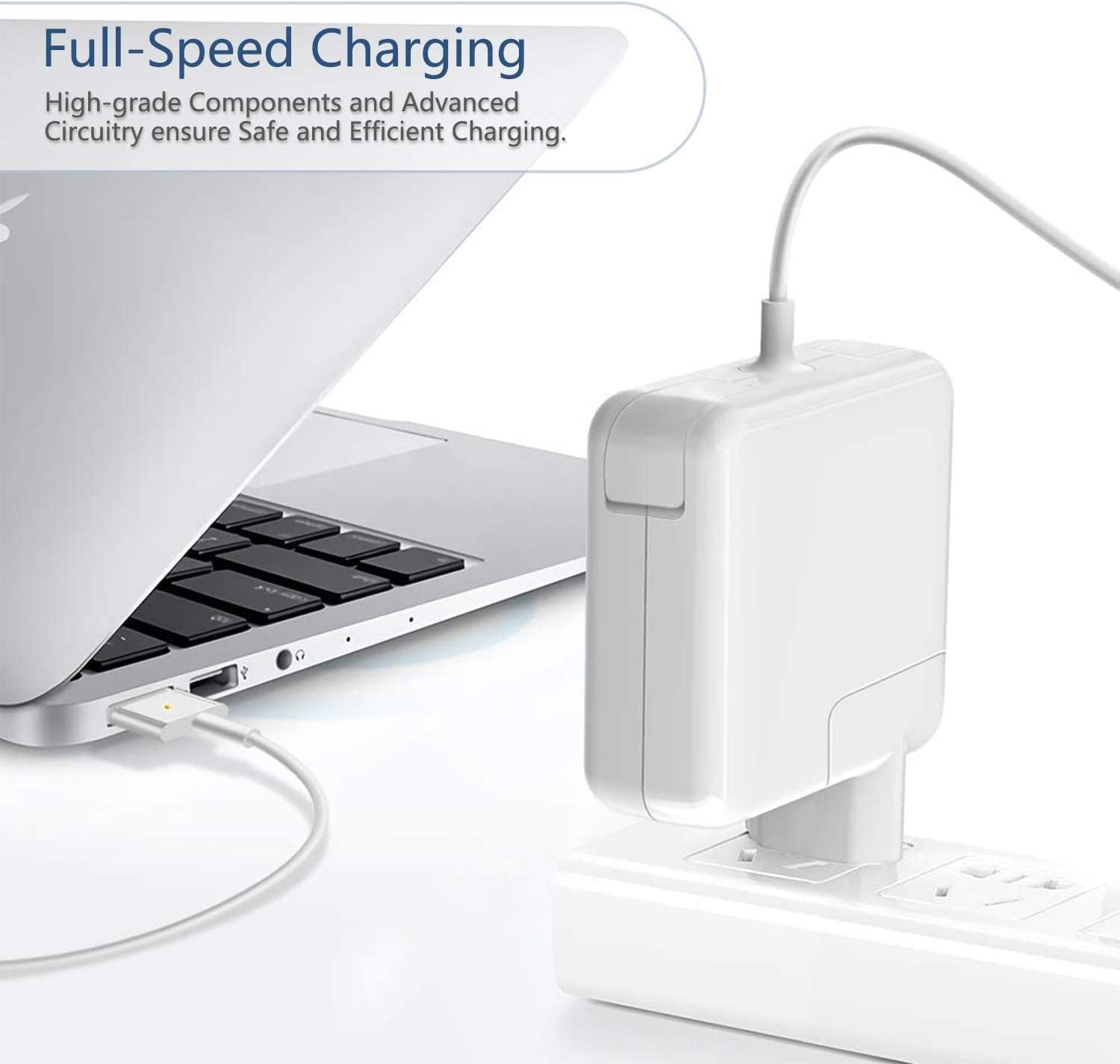 Laptop wird mit einem weißen Adapter an eine Steckdosenleiste geladen, Text: "Full-Speed Charging".