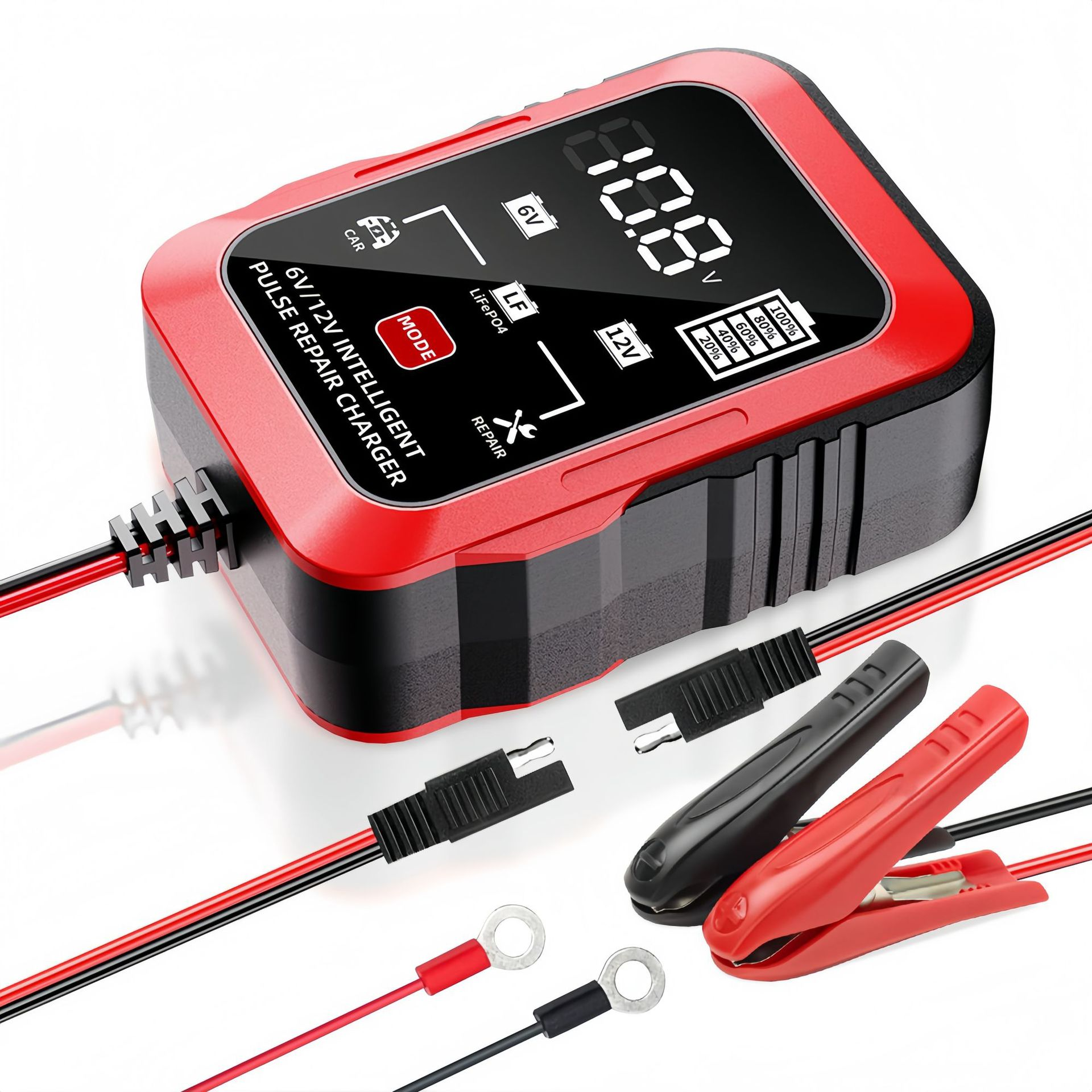 Ein rot-schwarzes Batterieladegerät mit Kabeln und Klemmen, auf weißem Hintergrund.