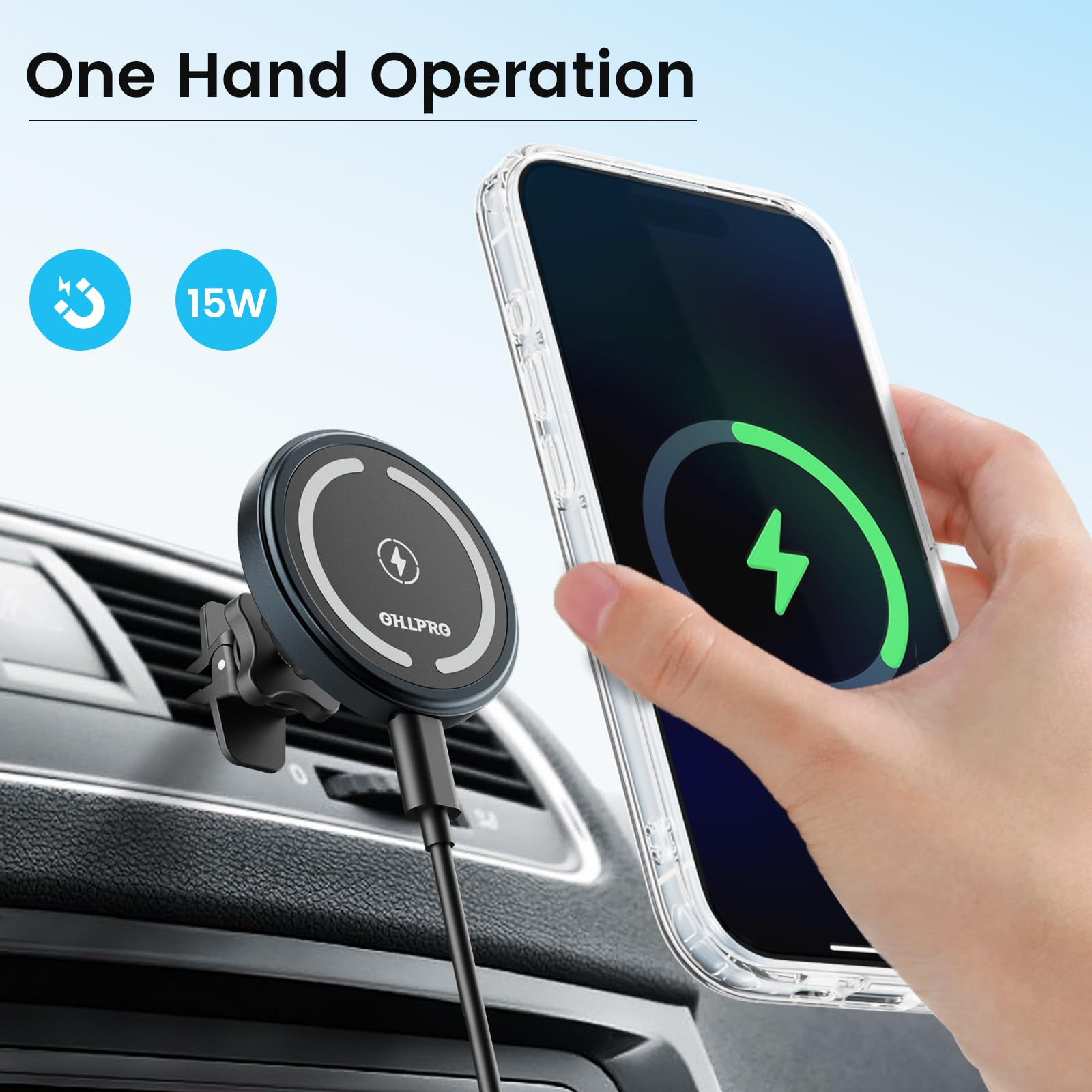 Telefon, der in einem Auto geladen wird. Das kabellose Ladegerät ist an der Lüftung befestigt. Eine Hand hält das Telefon. Blauer Himmel im Hintergrund.
