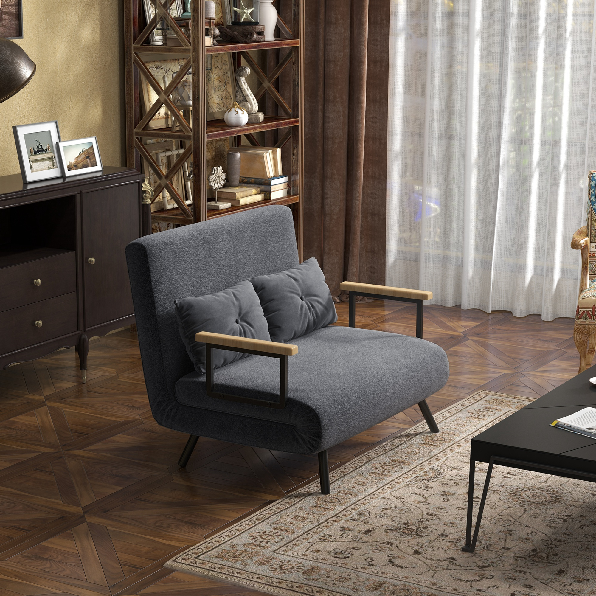 Ein graues Schlafsofa mit Kissen und Holzarmlehnen, in einem Raum platziert.