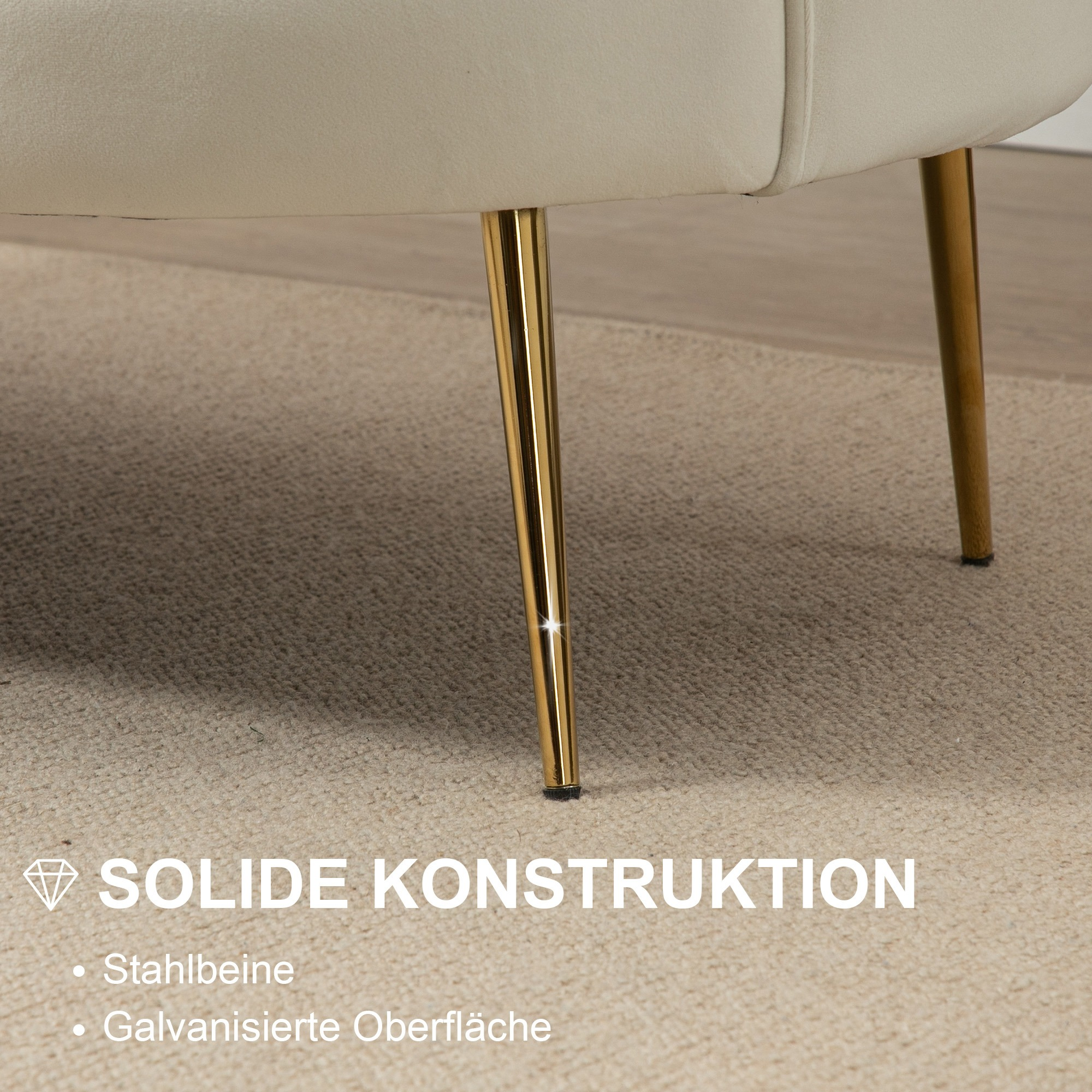 Nahaufnahme eines Stuhlbeins. Goldfarbenes Bein, cremefarbener Stoffstuhl. Beige Teppichboden.