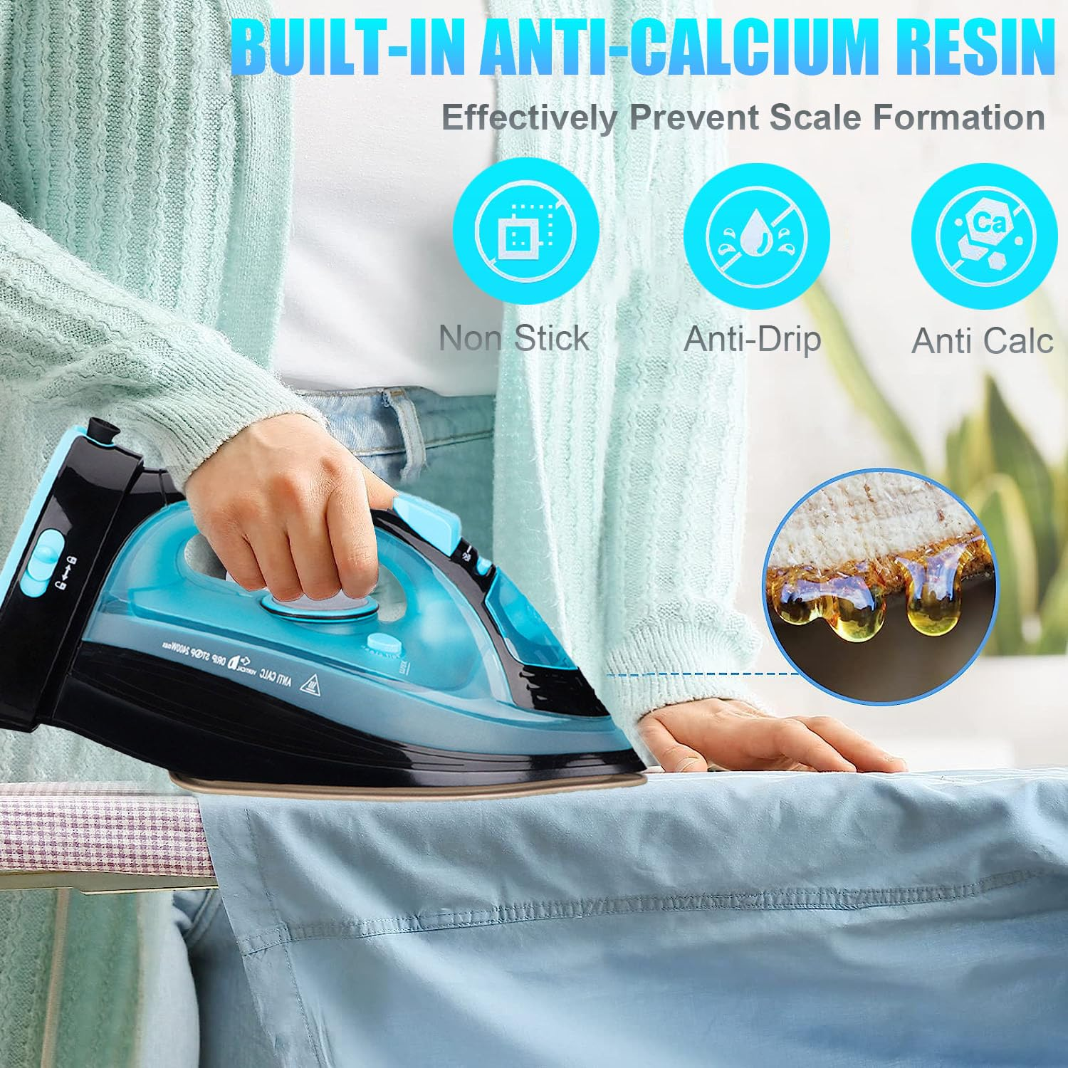 Eine Person bügelt hellblauen Stoff mit einem blau-schwarzen Bügeleisen. Der Text lautet "Built-in Anti-Calcium Resin".