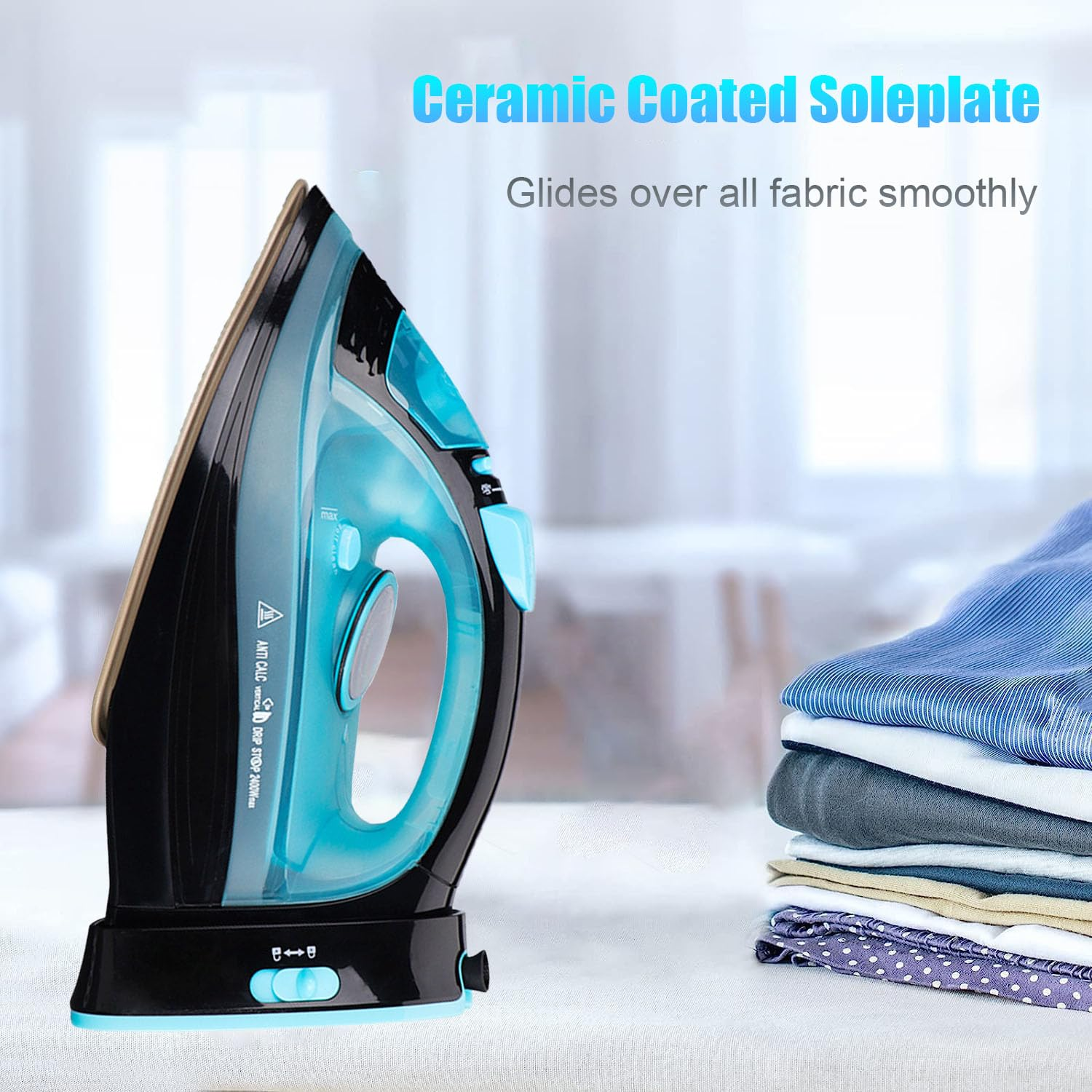 Schwarzes und blaues Bügeleisen. Stapel gefalteter Kleidung. Text lautet "Ceramic Coated Soleplate" und "Glides over all fabric smoothly".