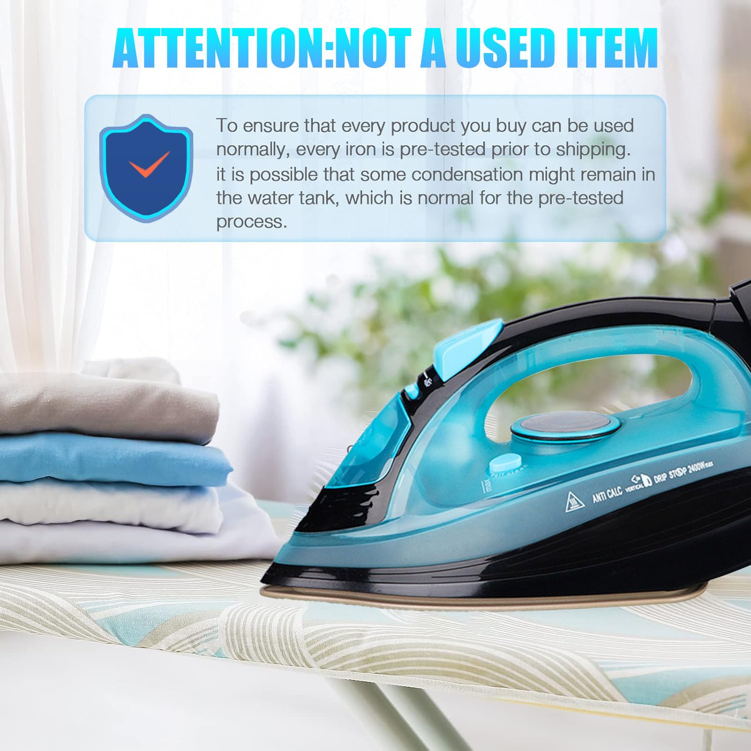 Blaues und schwarzes Bügeleisen. Der Text lautet "Attention: Not a used item". Ein Stapel Kleidung befindet sich links.