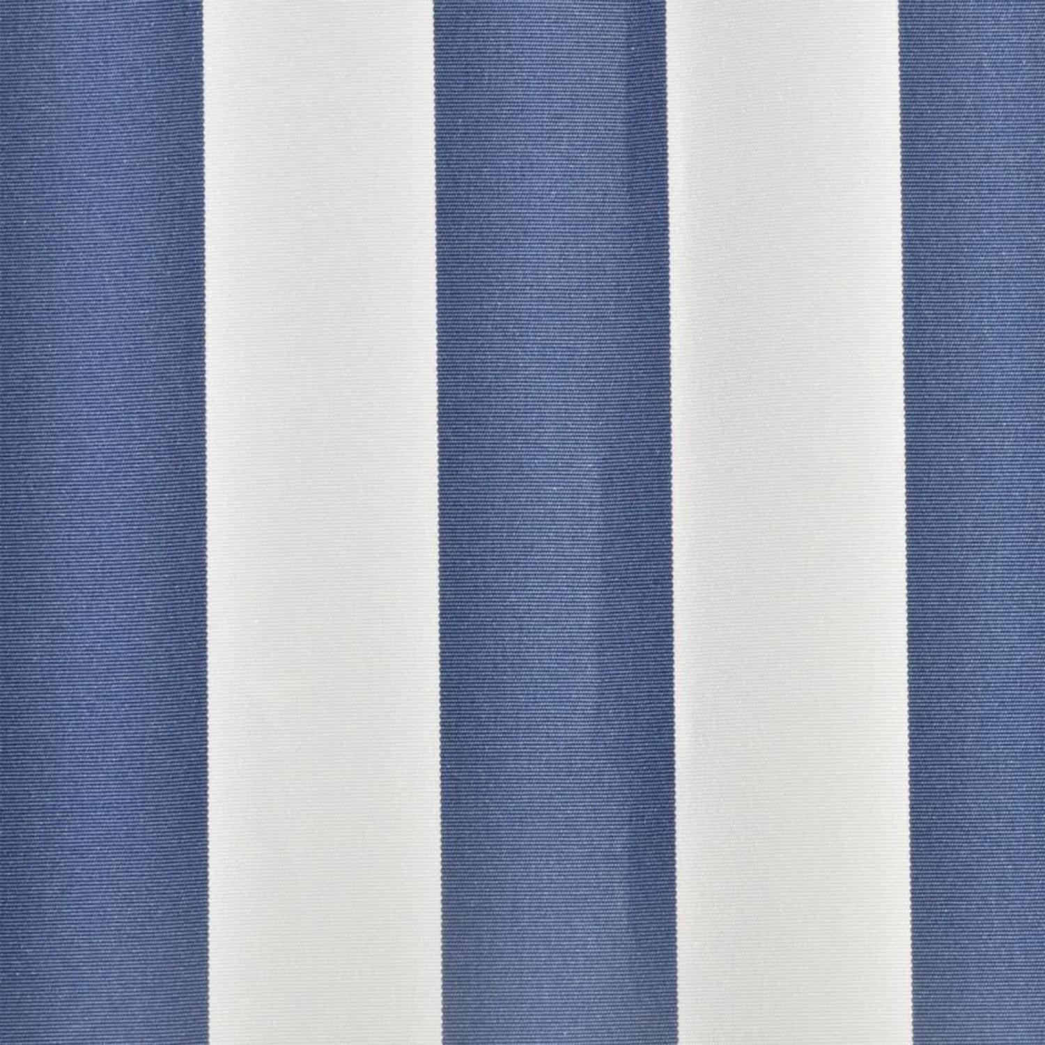 Nahaufnahme eines blau-weiß gestreiften Stoffes. Vertikale Streifen sind sichtbar.