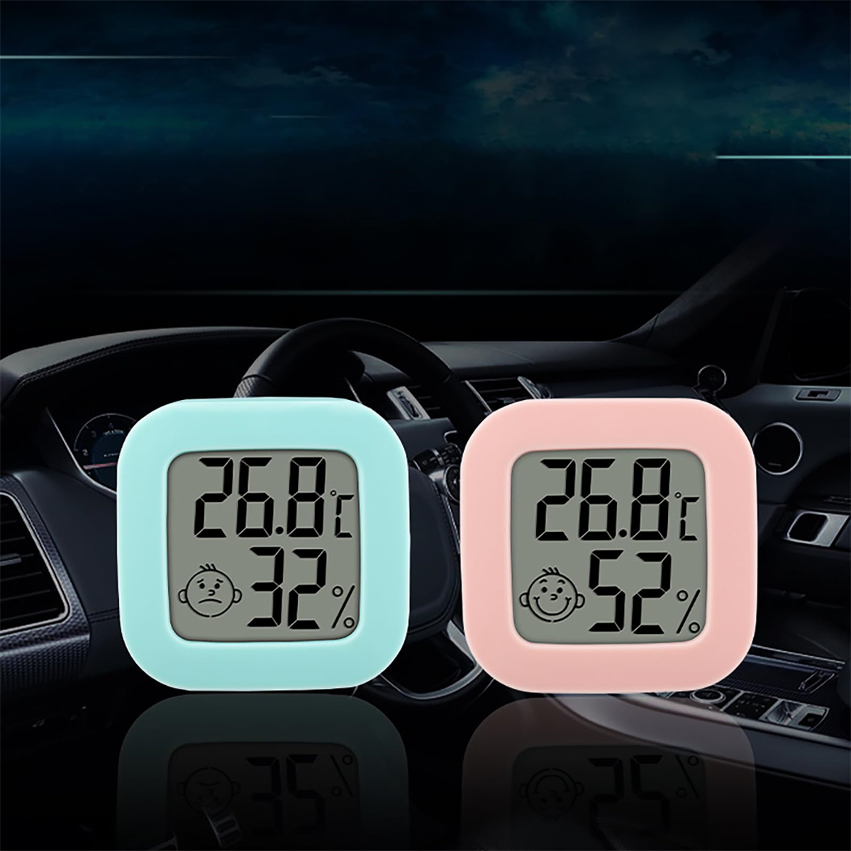 Zwei quadratische Geräte. Eines türkis, das andere rosa. Zeigen Temperatur und Luftfeuchtigkeit im Auto.