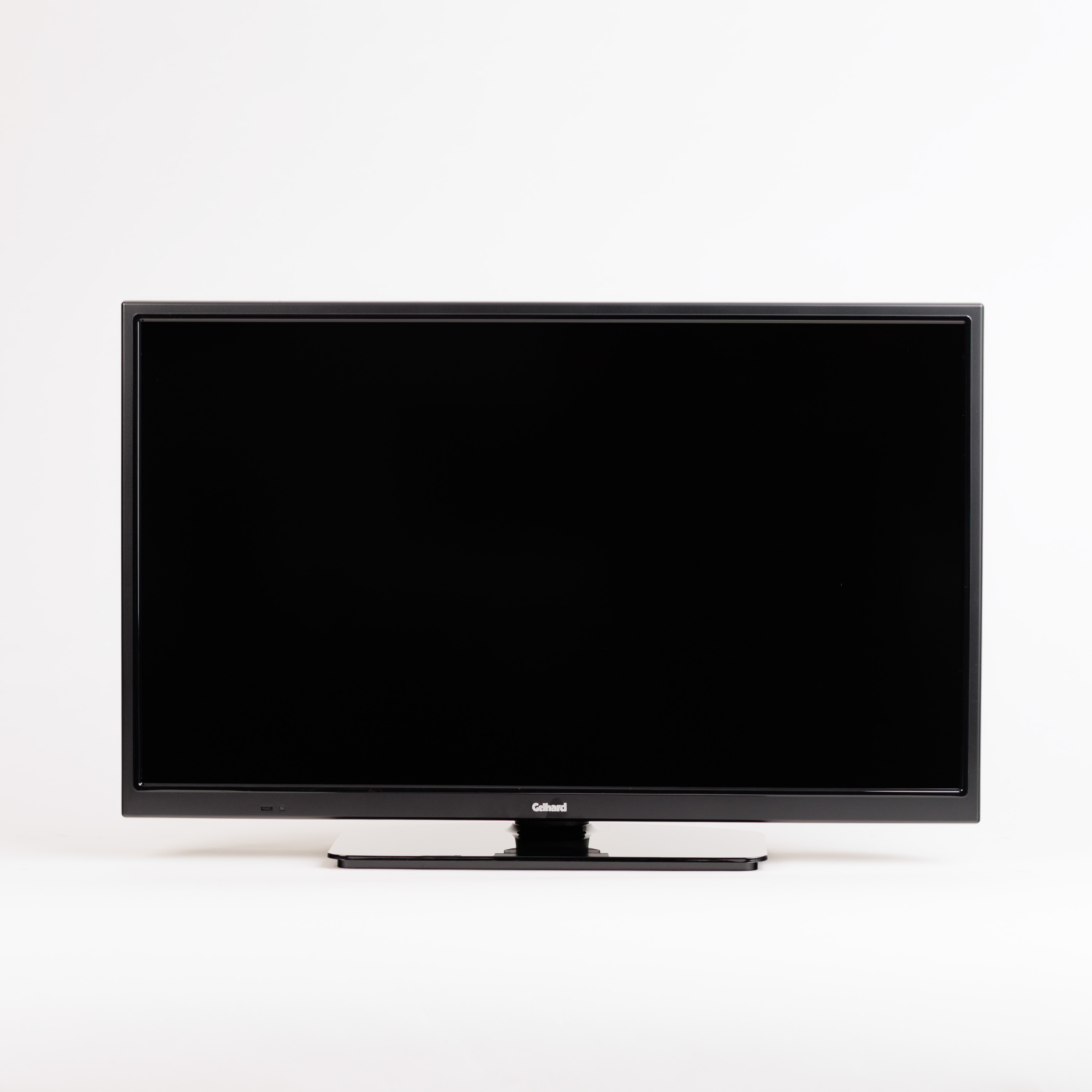 Schwarzer Flachbildfernseher auf weißem Hintergrund. Der Bildschirm ist dunkel. Der Fernseher hat einen schwarzen Rahmen und Ständer.