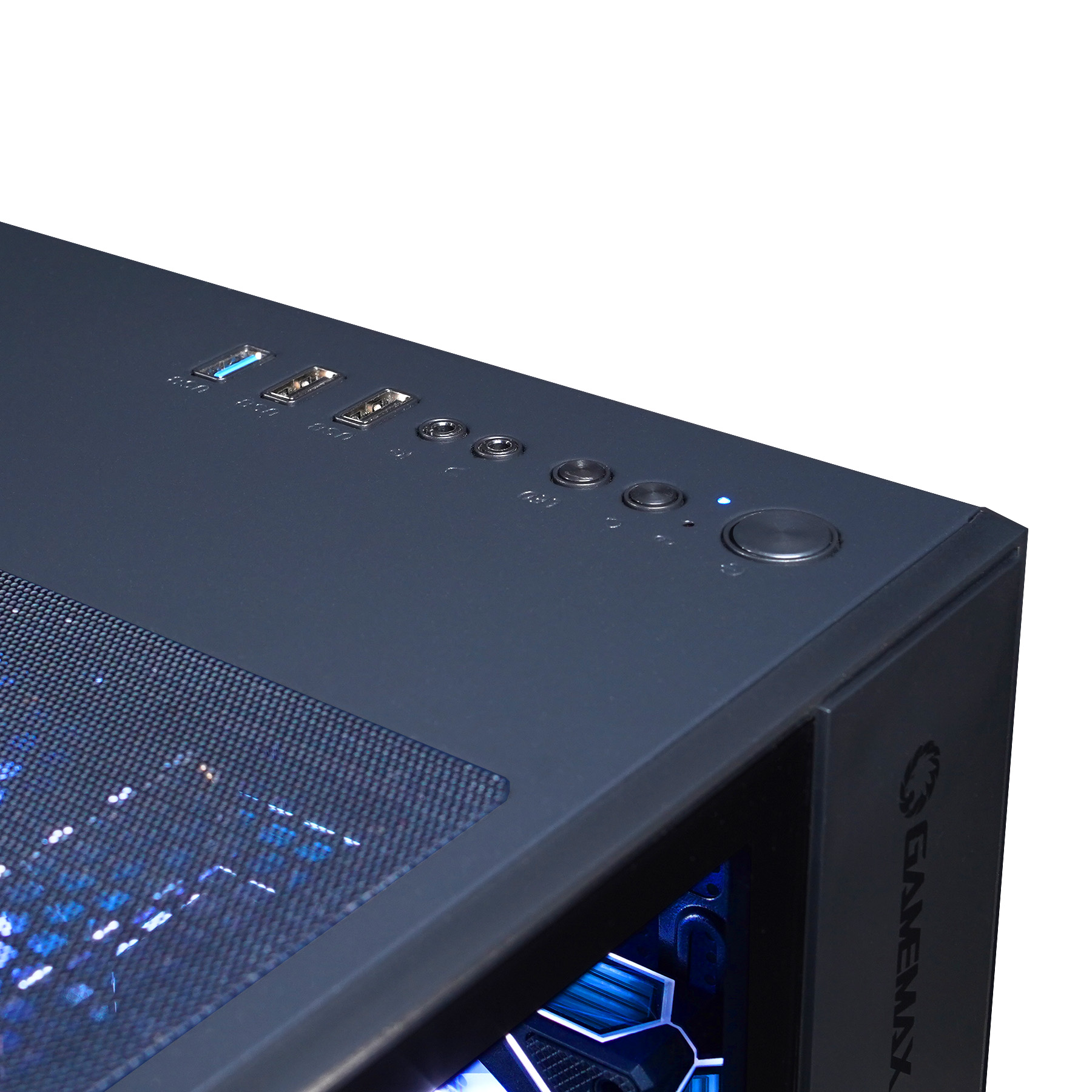 Nahaufnahme eines schwarzen Computergehäuses. USB-Anschlüsse, Audiobuchsen, Ein-Aus-Taste und das Gamemax-Logo sind sichtbar.